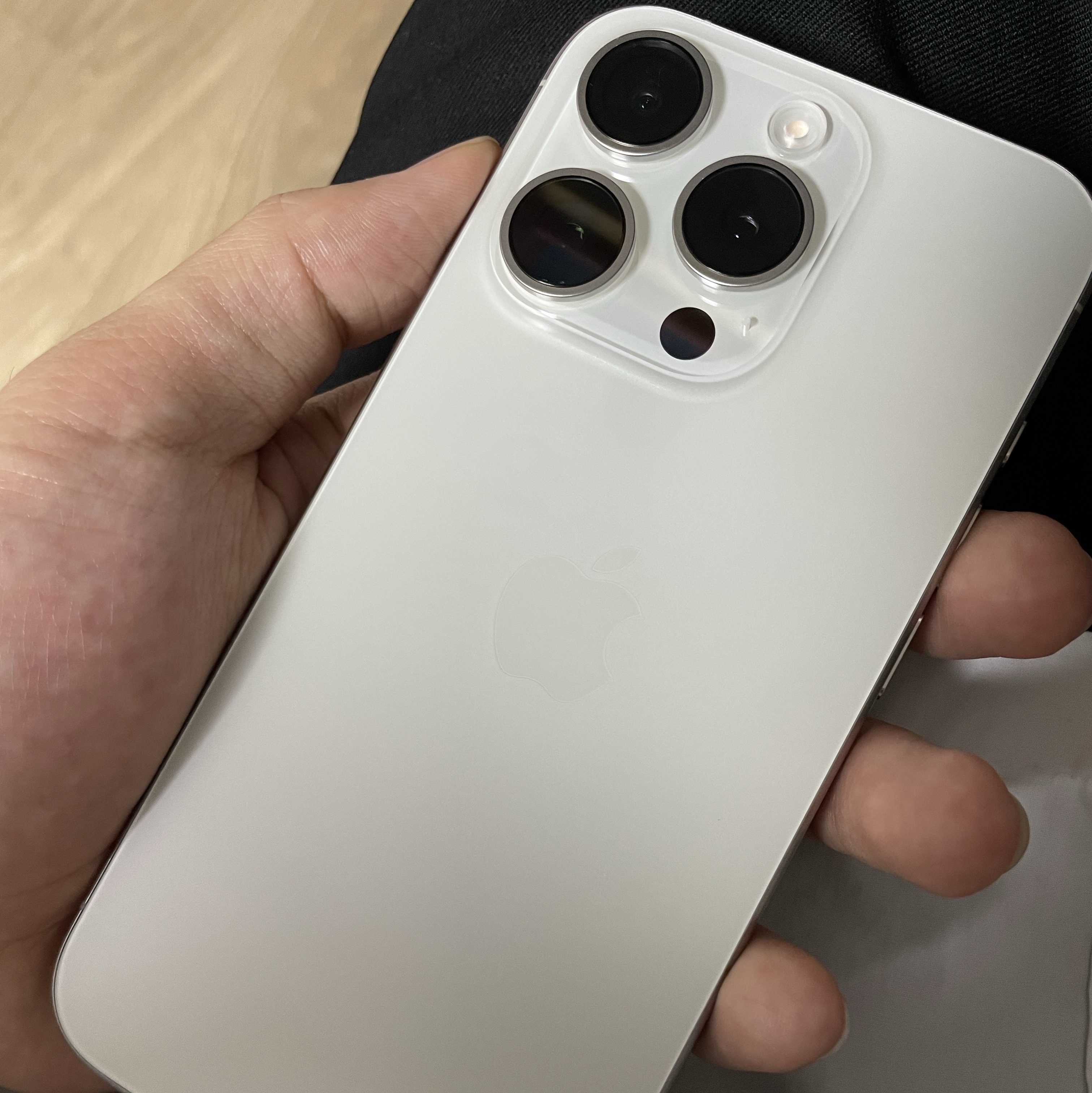 Apple iPhone 15 Pro 128GB White Titanium (Korean Ver.) 착용 스타일 - 1