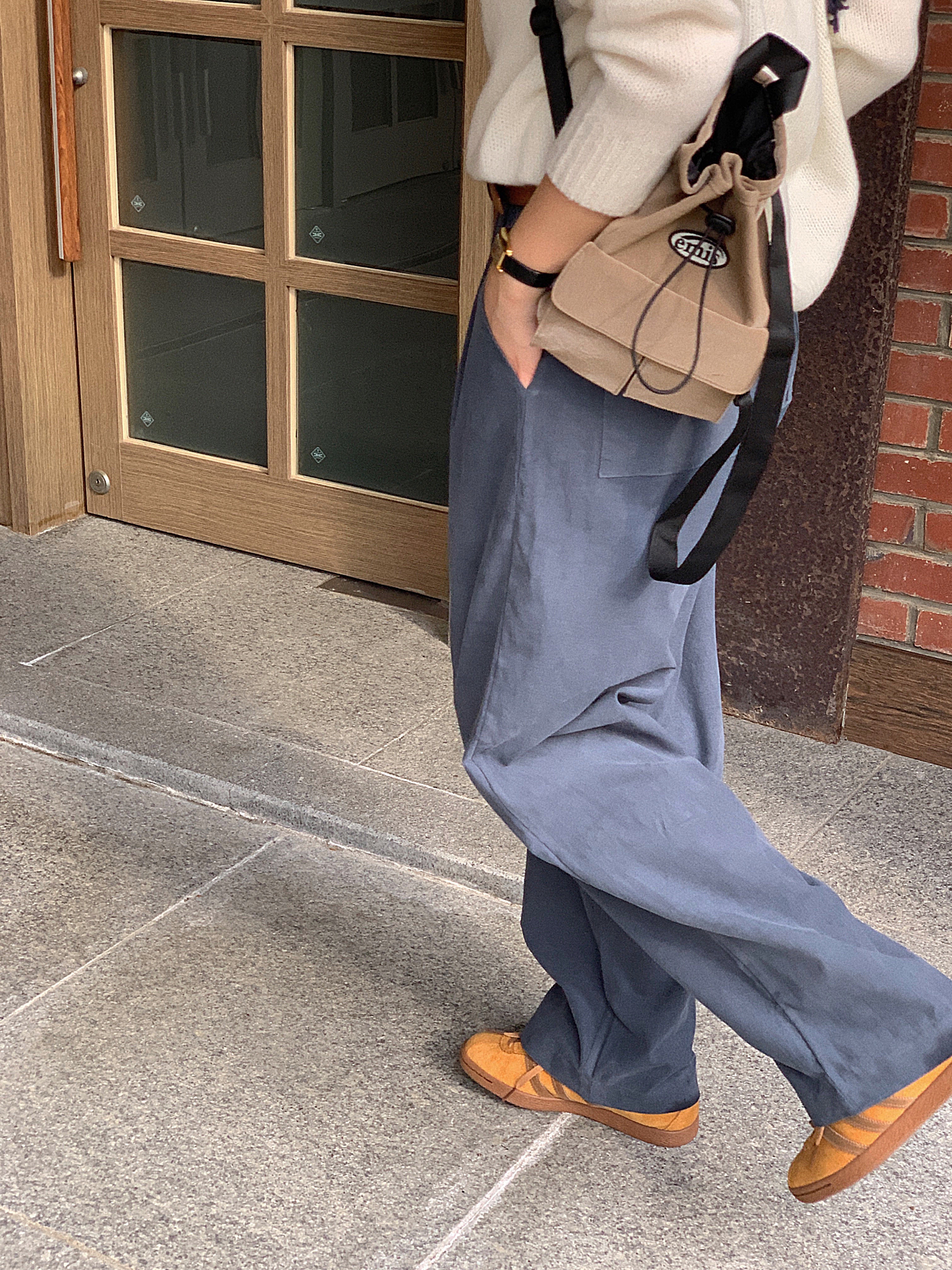 Adidas Tobacco Gruen Mesa Brown Desert, Emis Mini Wappen Pocket Backpack Beige 착용 스타일 - 3