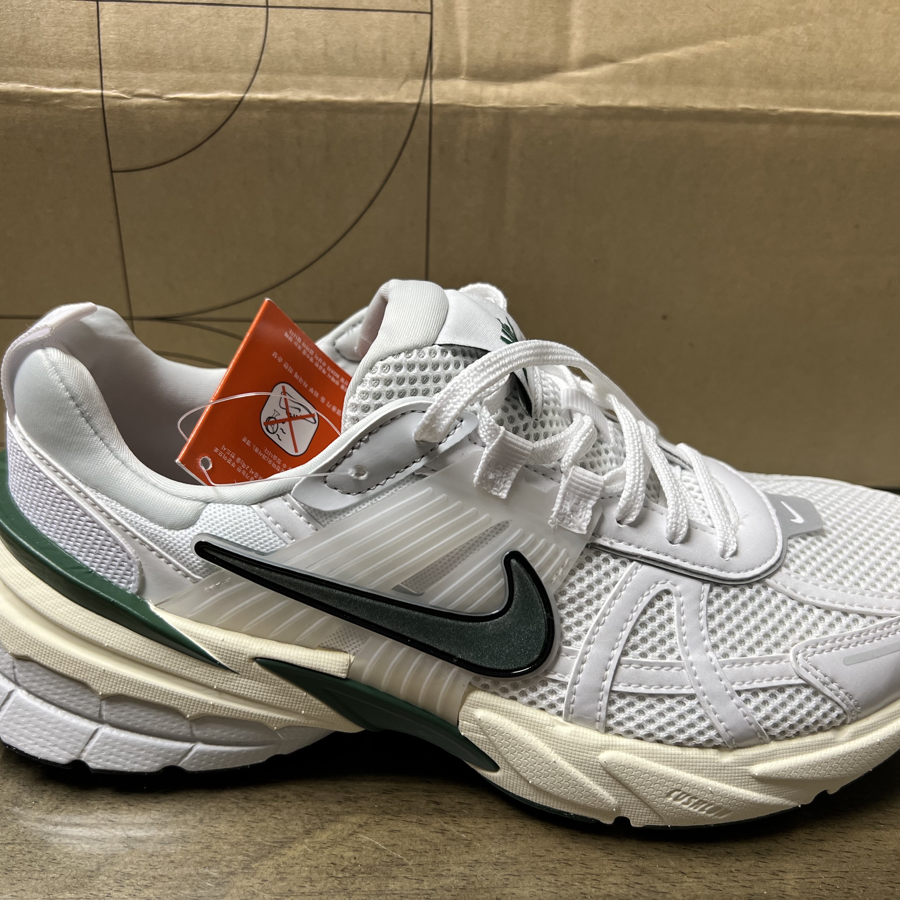 Nike V2K Run White Fir 착용 스타일