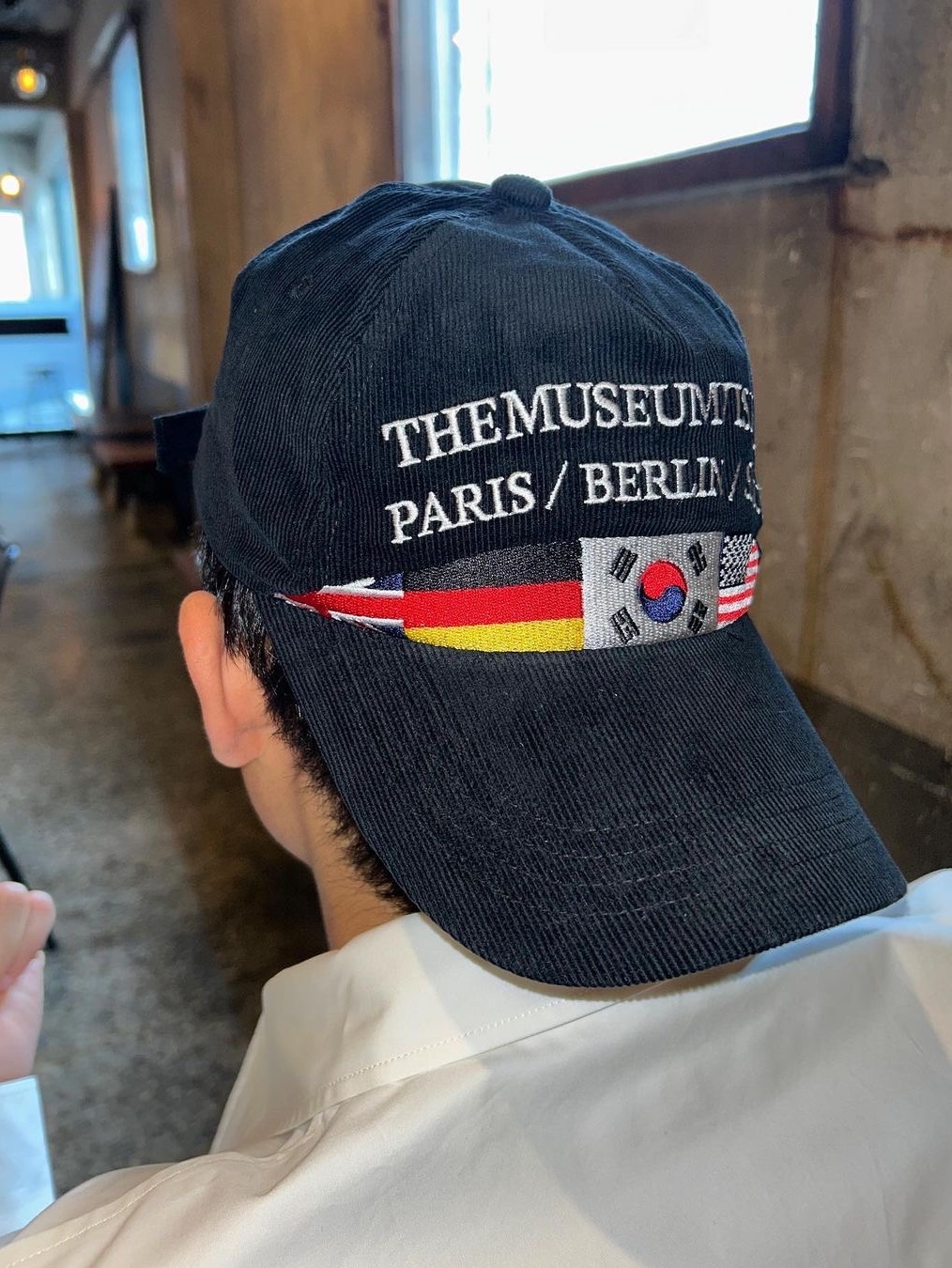 The Museum Visitor Flag Stitched Corduroy Ballcap Brown, The Museum Visitor Flag Stitched Corduroy Ballcap Black 착용 스타일