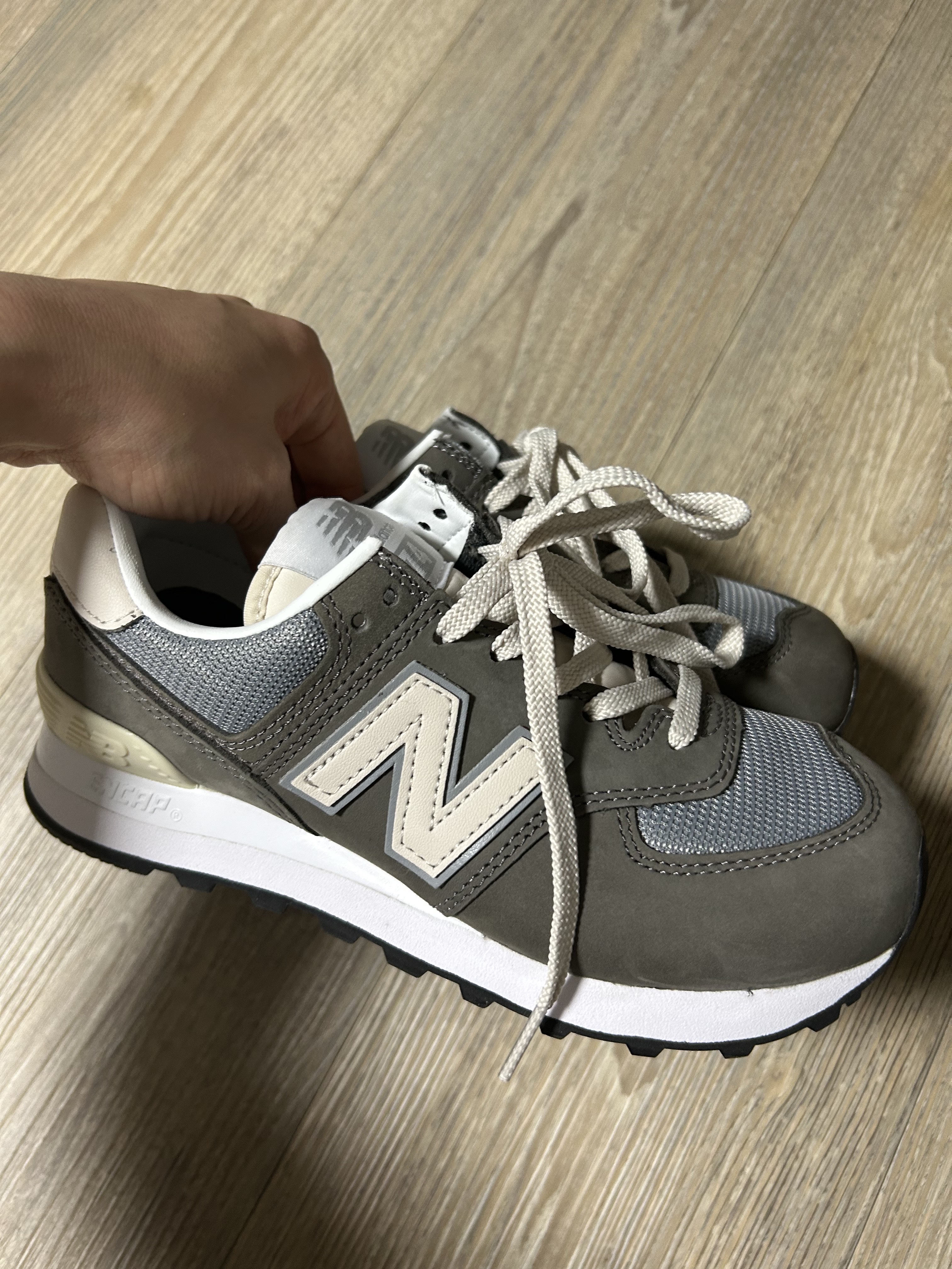 New Balance 574 Classic Grey 착용 스타일 - 2