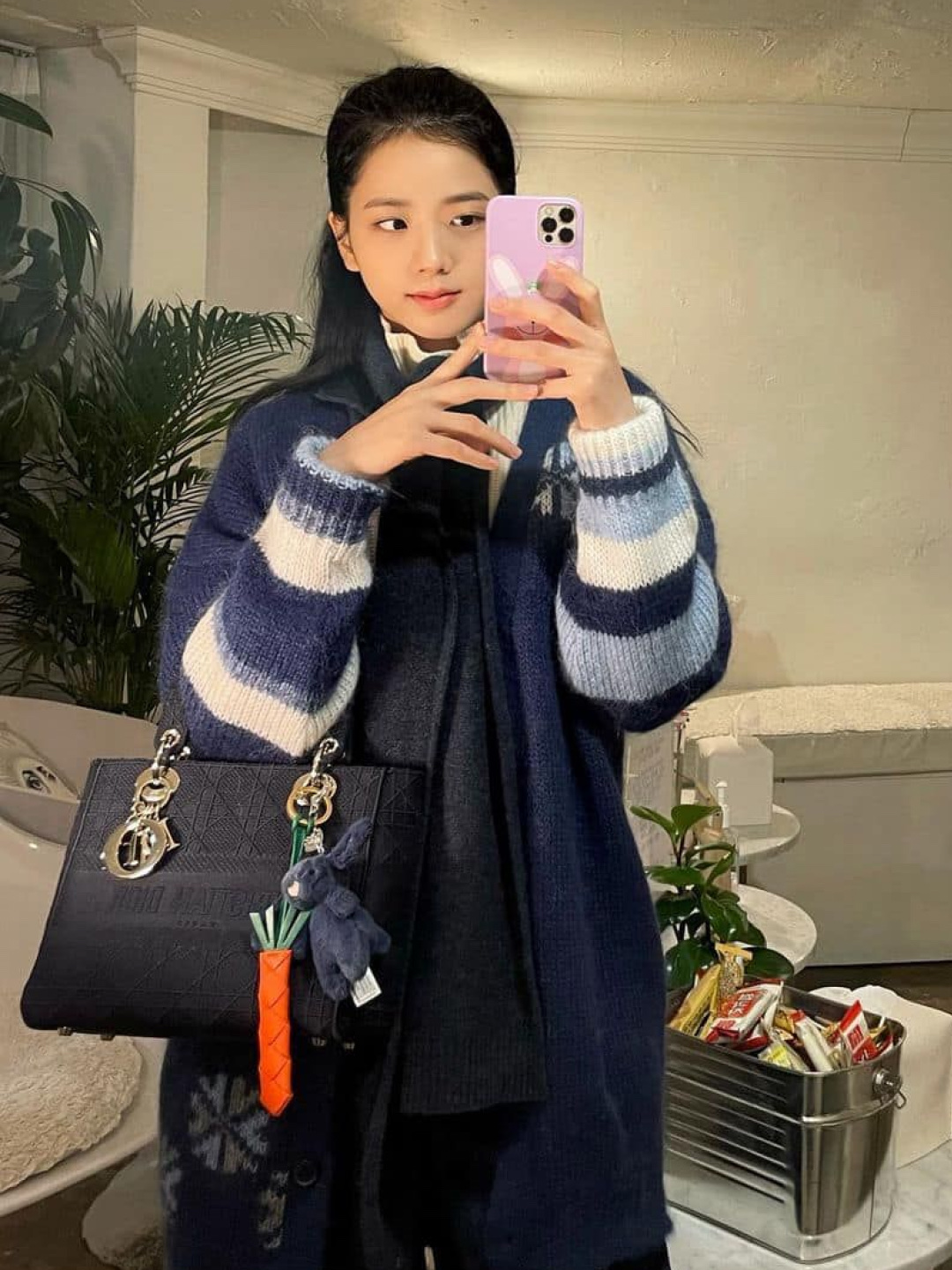 Jellycat Bashful Bunny Bag Charm Tulip, Dior Small Diorcamp Bag Macrocannage Calfskin Latte 착용 스타일 - 5