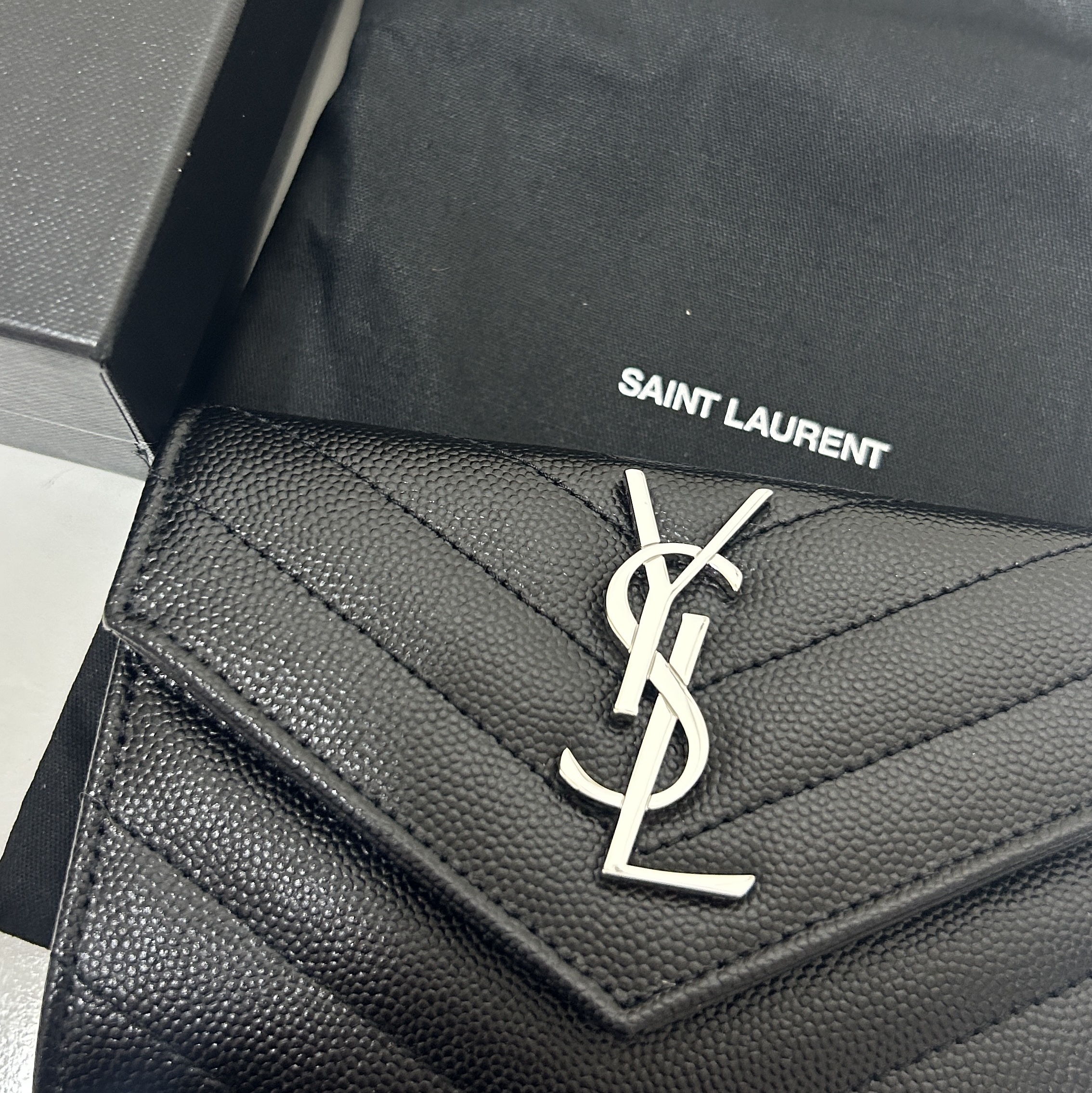 Saint Laurent Cassandre Matelasse Small Envelope Wallet in Grain de Poudre Embossed Leather Black Silver 착용 스타일