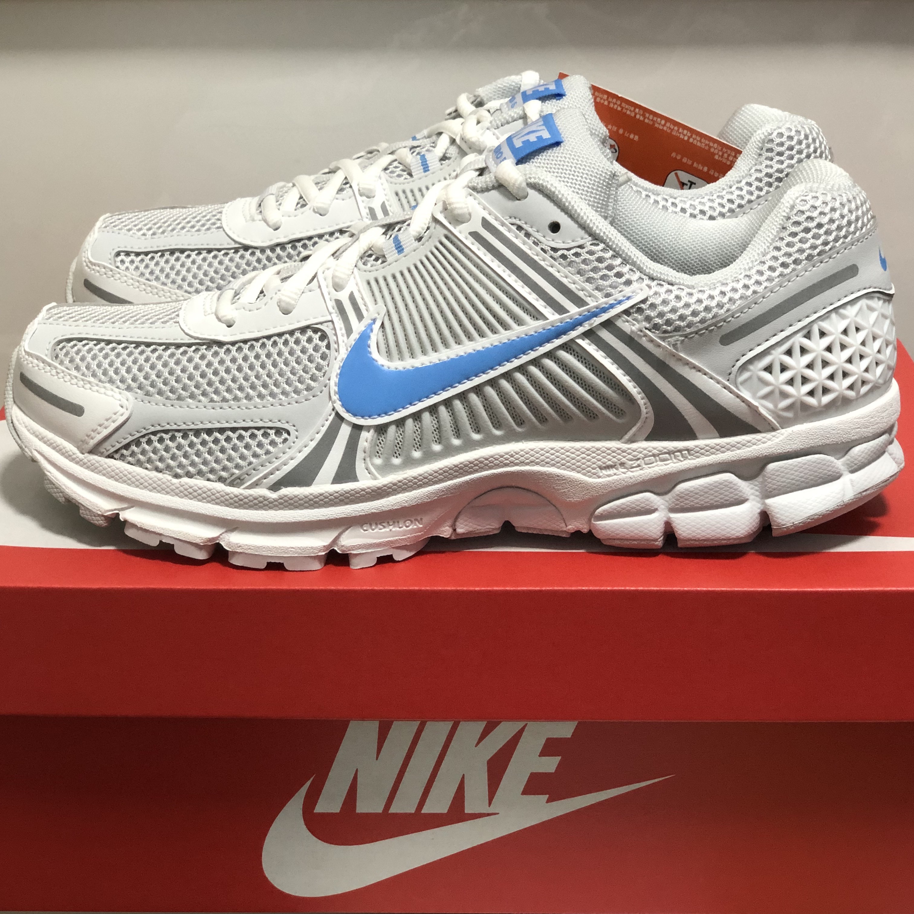 Nike Zoom Vomero 5 Photon Dust and University Blue 착용 스타일