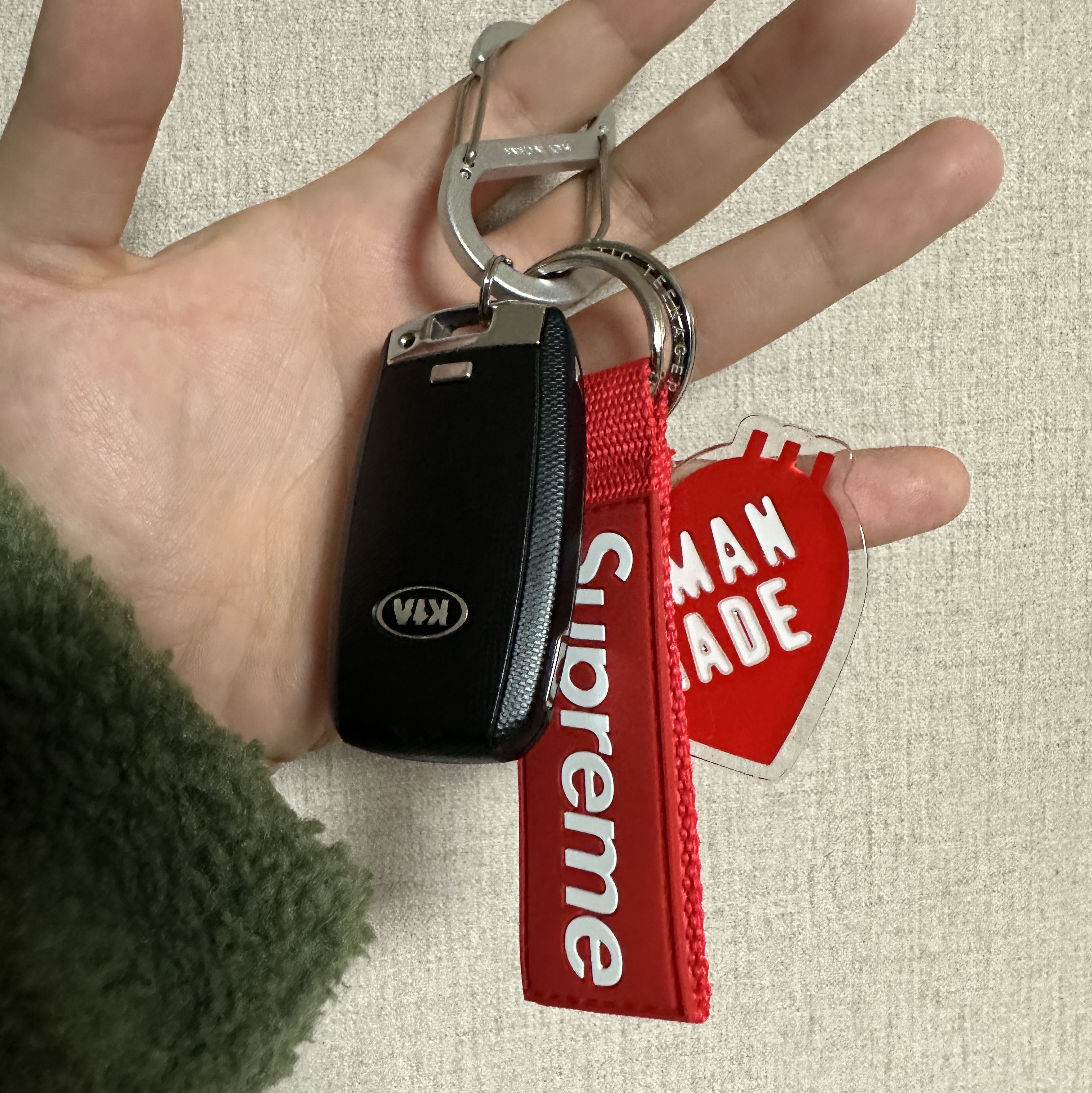 Human Made Heart Keyring Red 착용 스타일