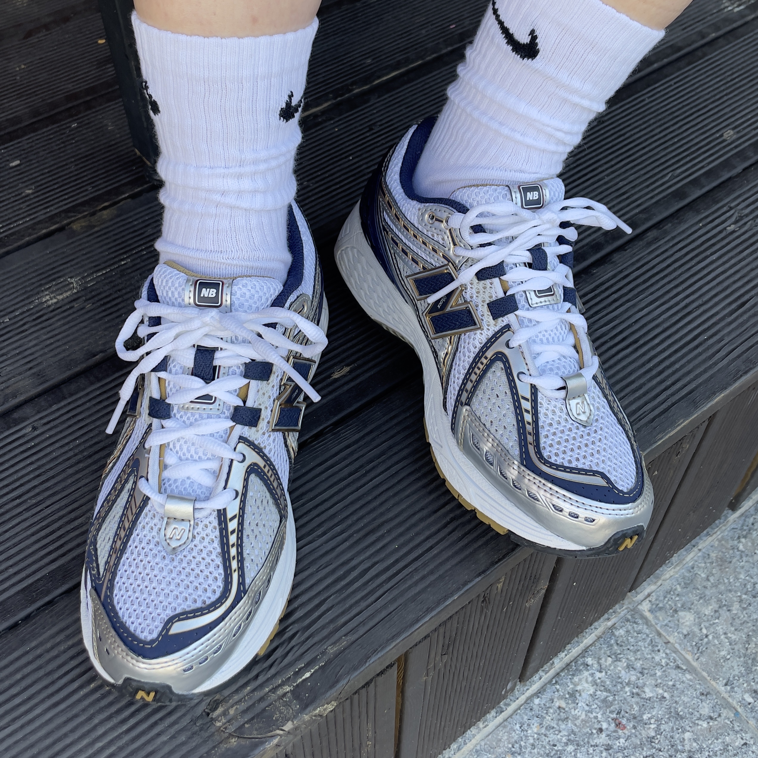 New Balance 1906R White Navy Gold 착용 스타일