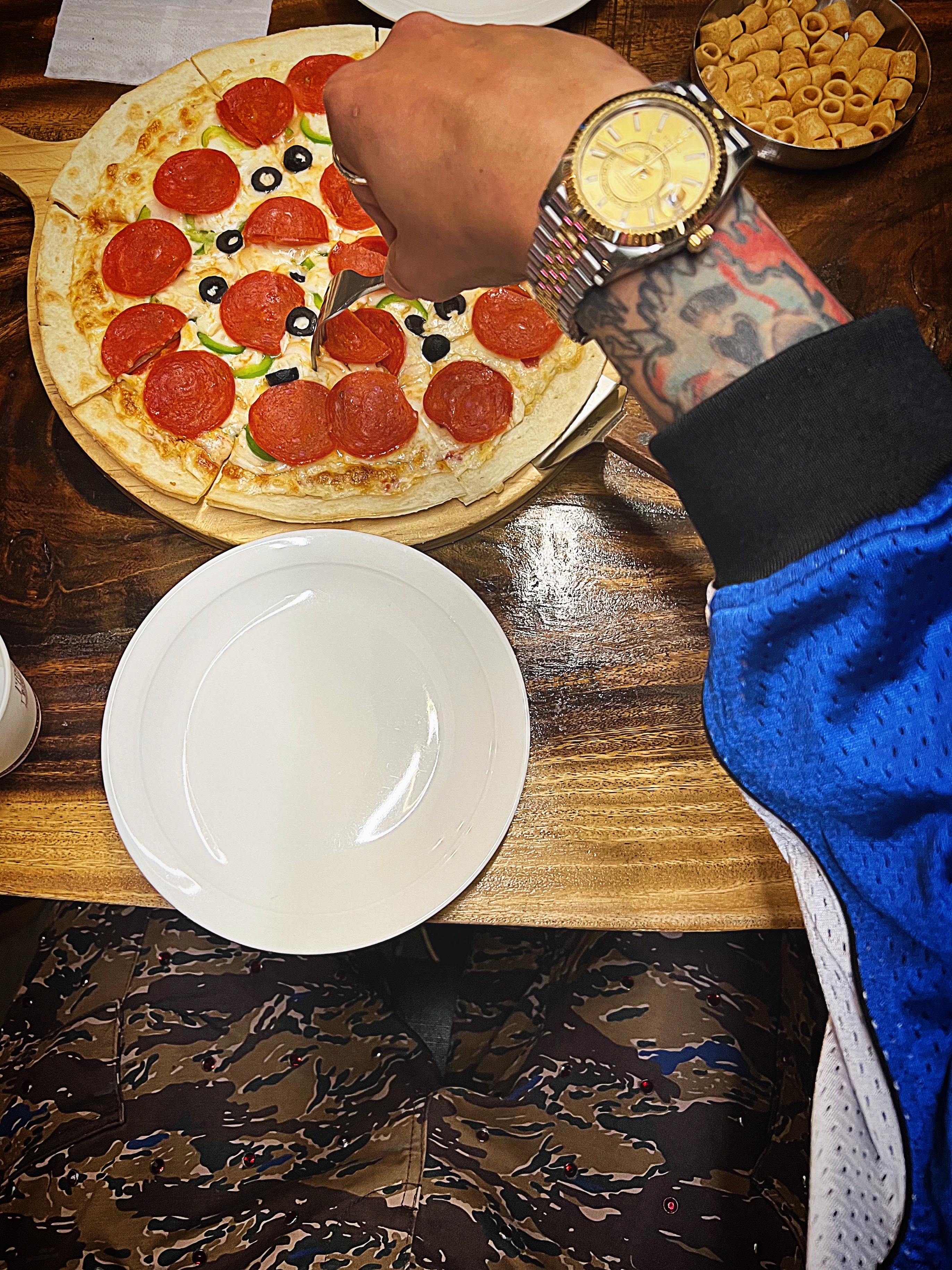 Supreme x Bounty Hunter Mesh Moto Jersey Royal Blue - 23FW, Supreme x Nike ACG Jersey Black - 22FW 착용 스타일 - 4