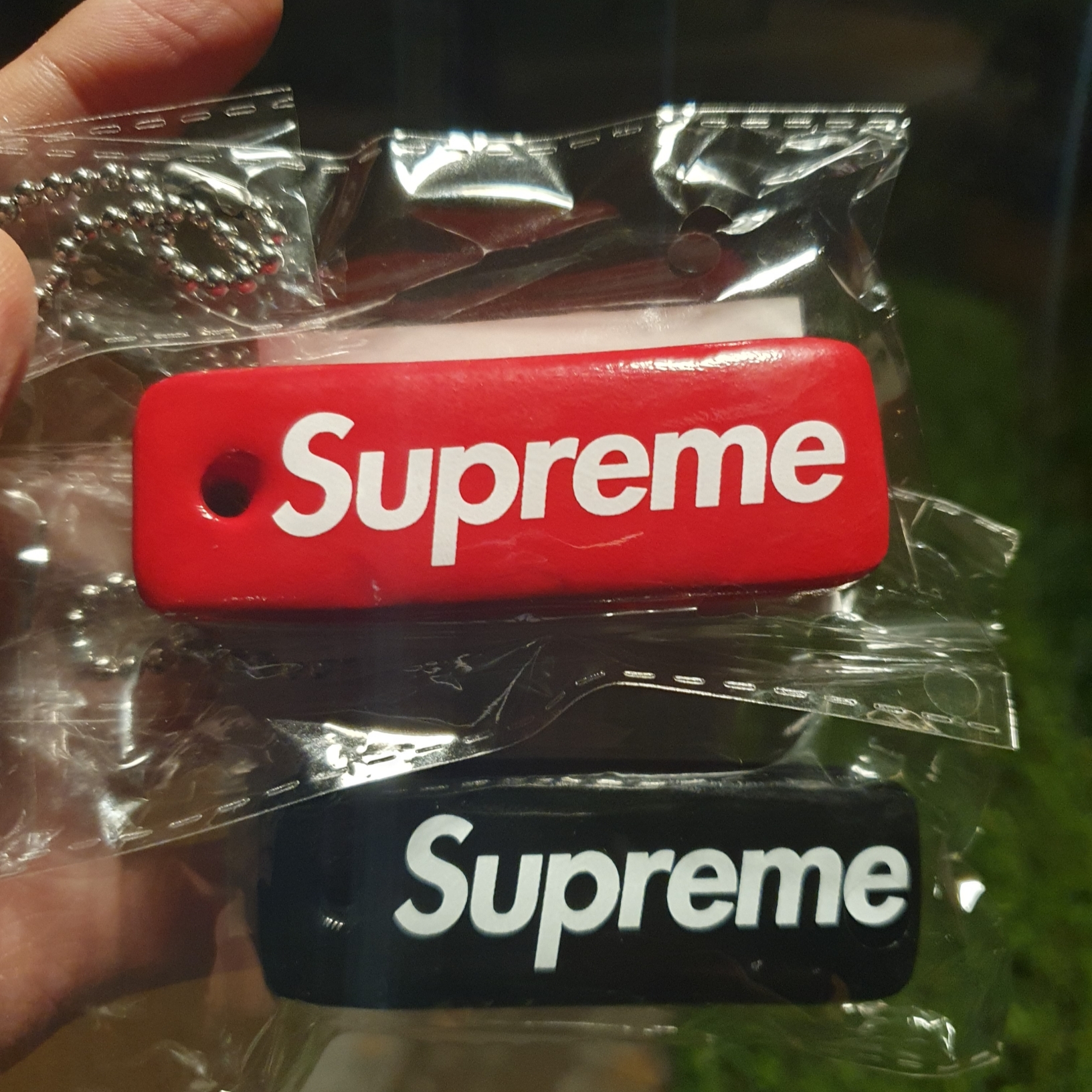 Supreme Floating Keychain Red - 23FW, Supreme Floating Keychain Black - 23FW 착용 스타일