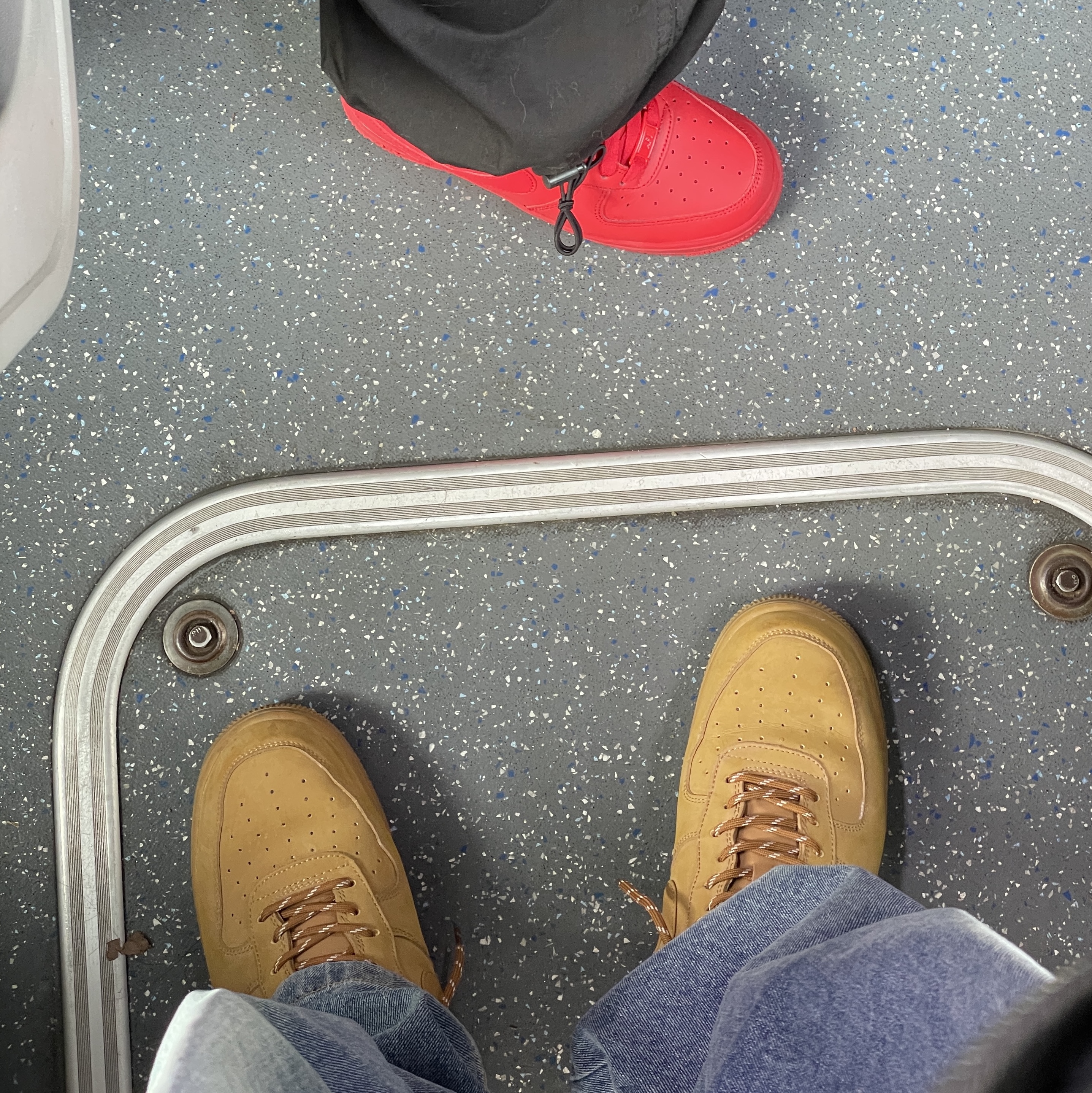 Nike Air Force 1 '07 WB Flax, Nike Air Force 1 '07 LV8 Low 1 Triple Red 착용 스타일