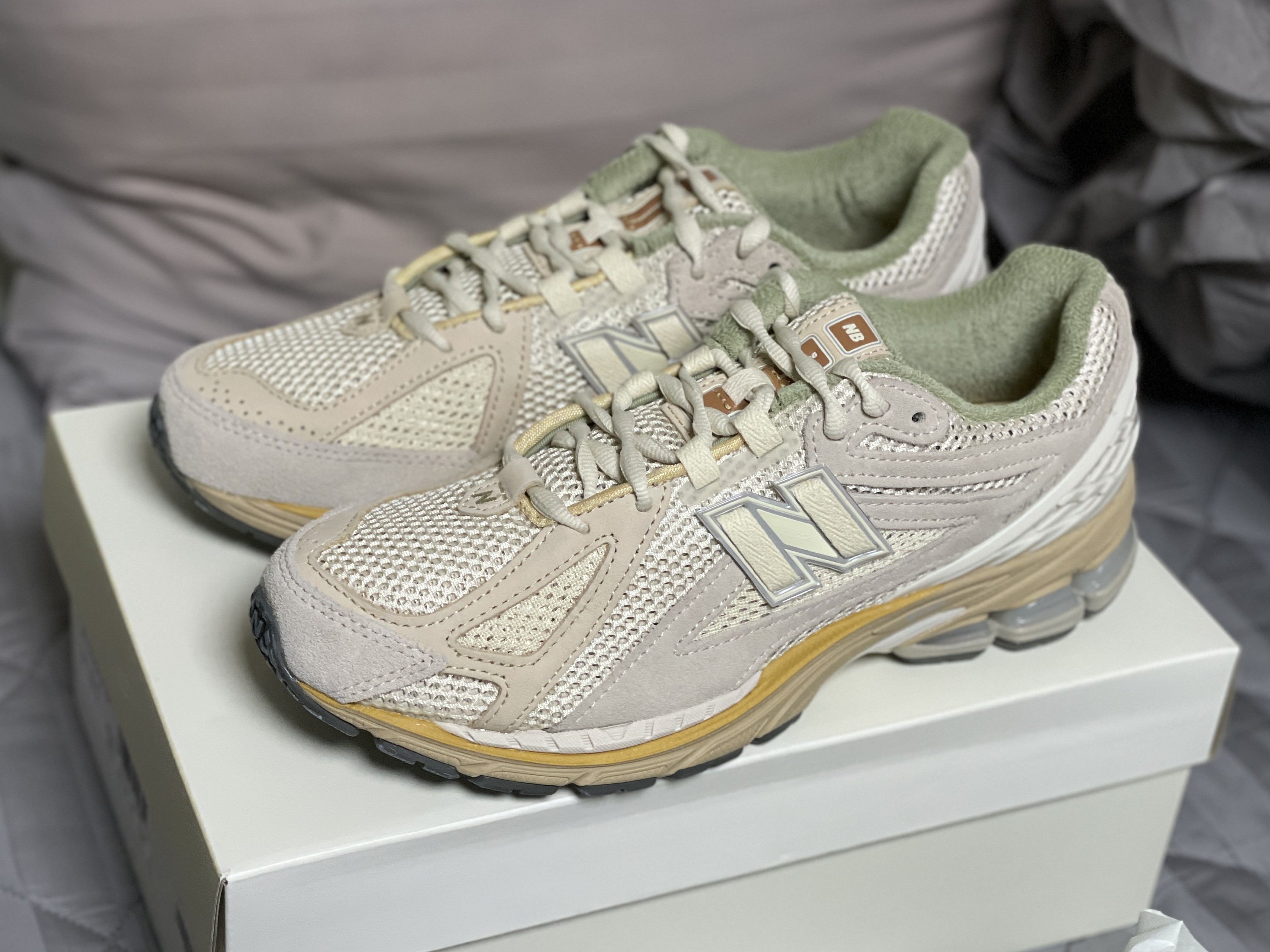 New Balance x Auralee 1906R Bone White 착용 스타일 - 1