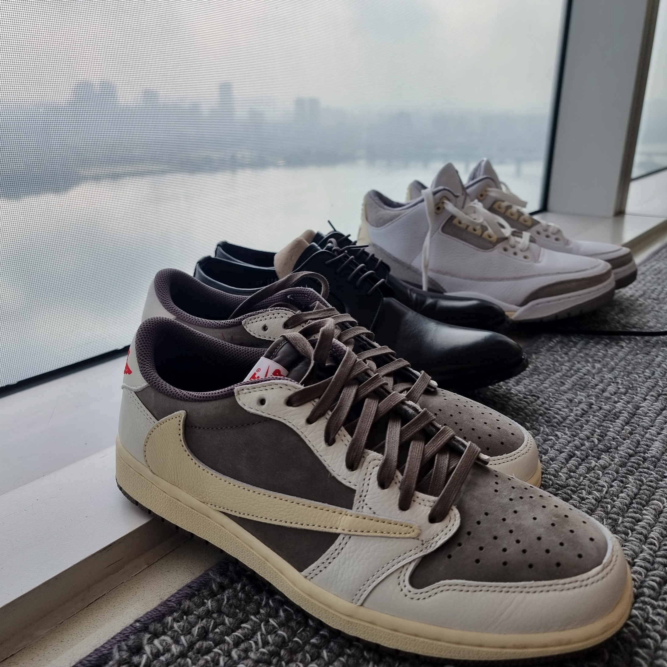 (W) Jordan 3 x A Ma Maniere Retro SP, Jordan 1 x Travis Scott Retro Low OG SP Sail and Ridgerock 착용 스타일