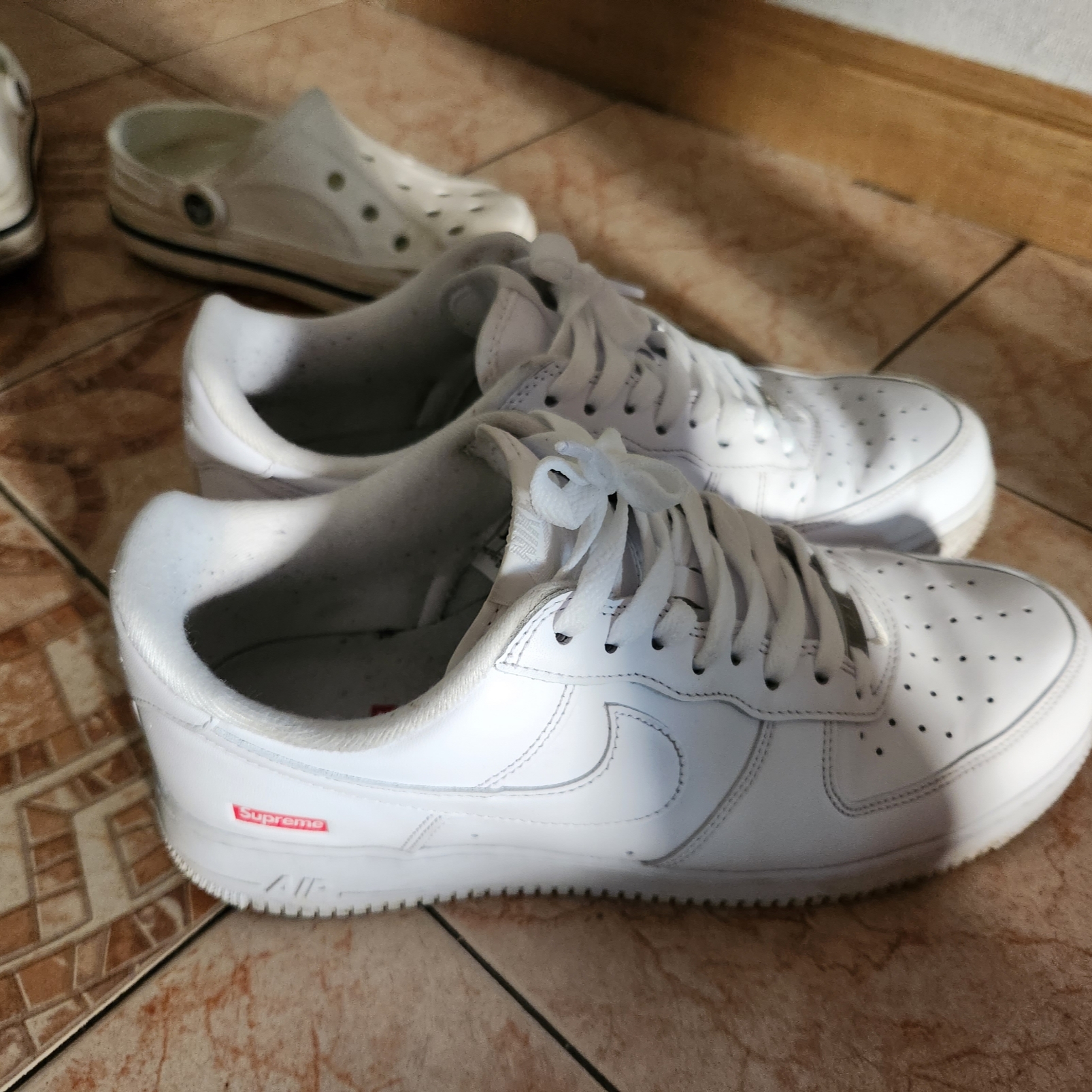 Nike x Supreme Air Force 1 Low White 착용 스타일