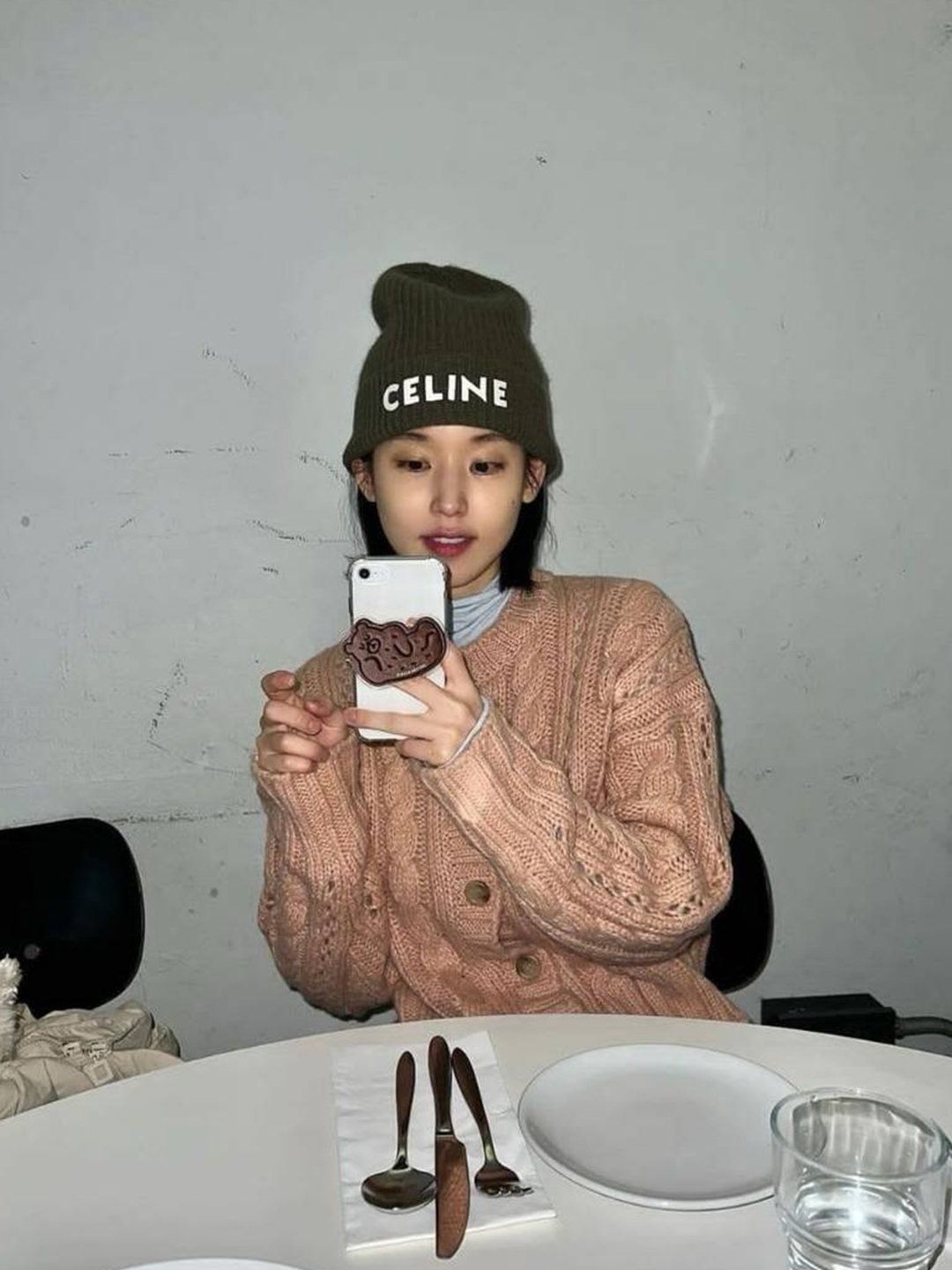 Surgery Clover Logo Beanie Ver.2 White, Acne Studios Large Face Logo Beanie Black 착용 스타일 - 6