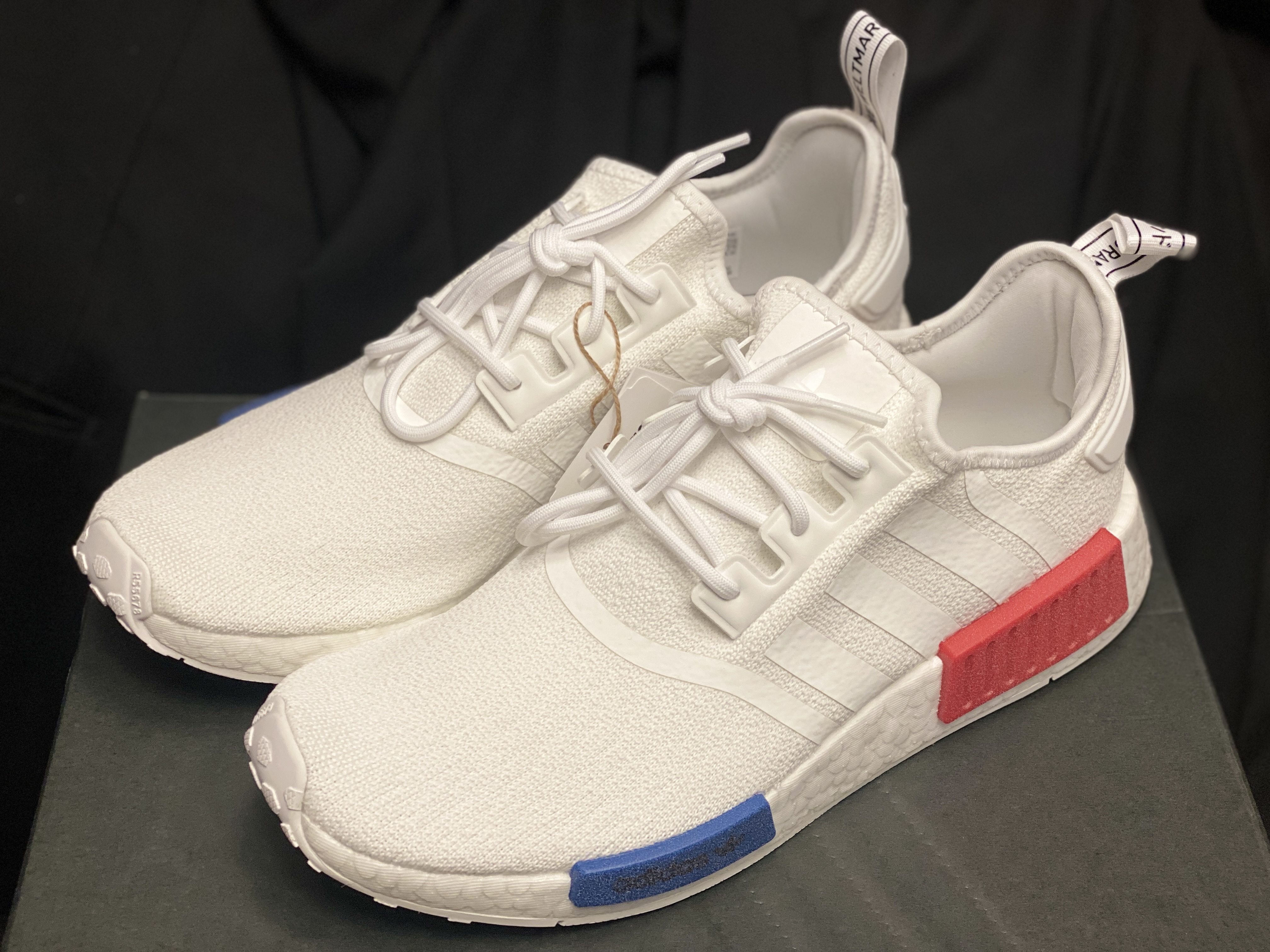 Adidas NMD R1 Cloud White 2021 착용 스타일