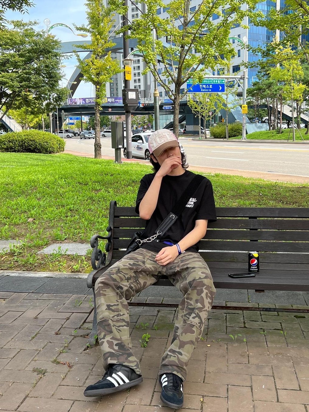 Adidas Samba OG Black White Gum, Supreme Moleskin Double Knee Painter Pant Camo - 23FW 착용 스타일 - 1
