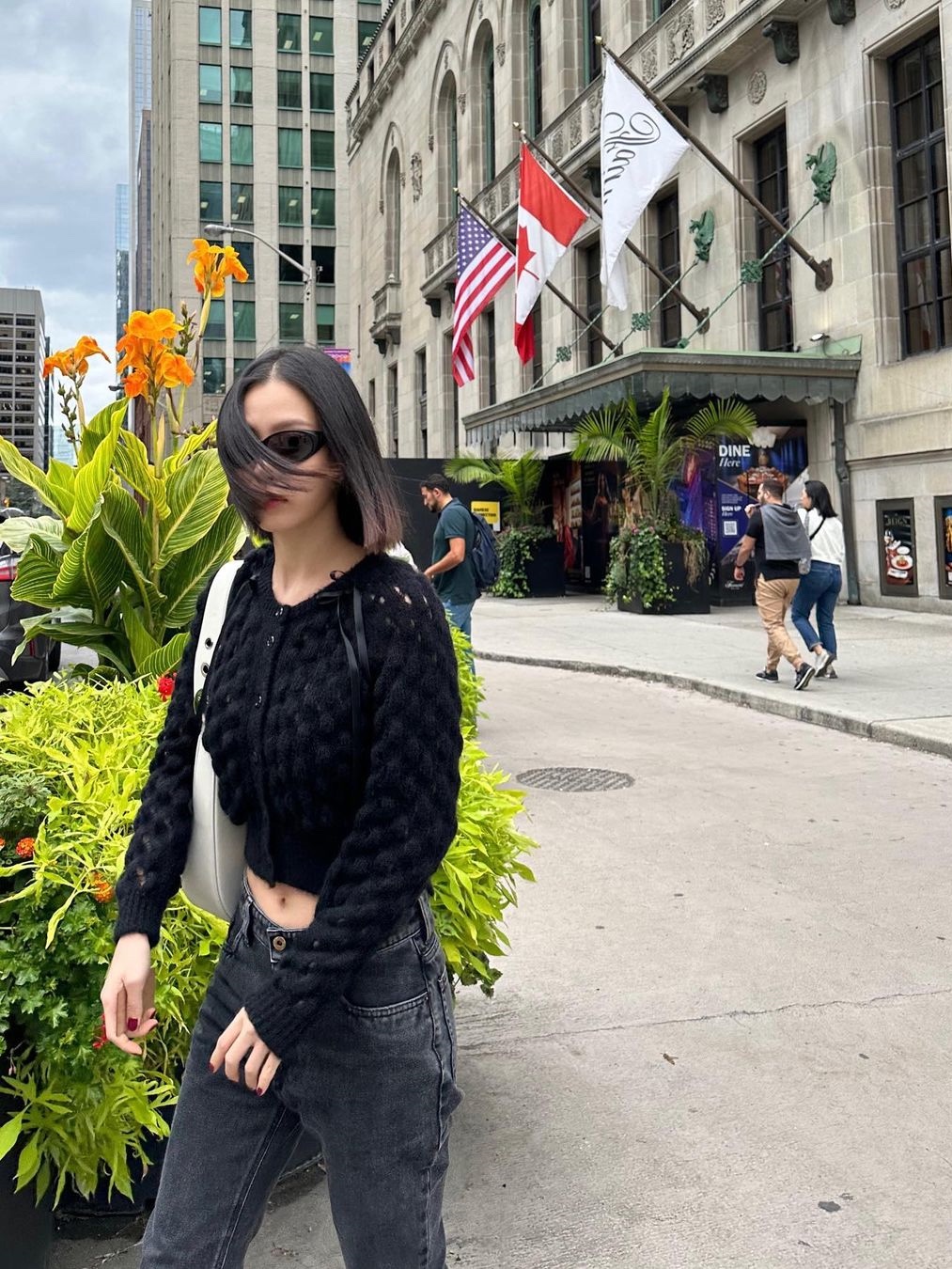 Prada Arque Leather Shoulder Bag Black, (W) Miu Miu Glimpse Sunglasses Slate Grey Lenses Black Acetate 착용 스타일 - 4