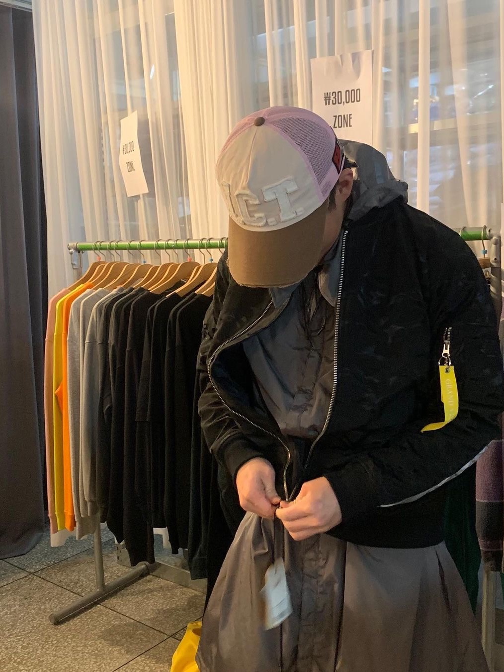Icyto I.C.T Trucker Cap Ivory Brown, Icyto I.C.T. Trucker Cap Charcoal 착용 스타일 - 1