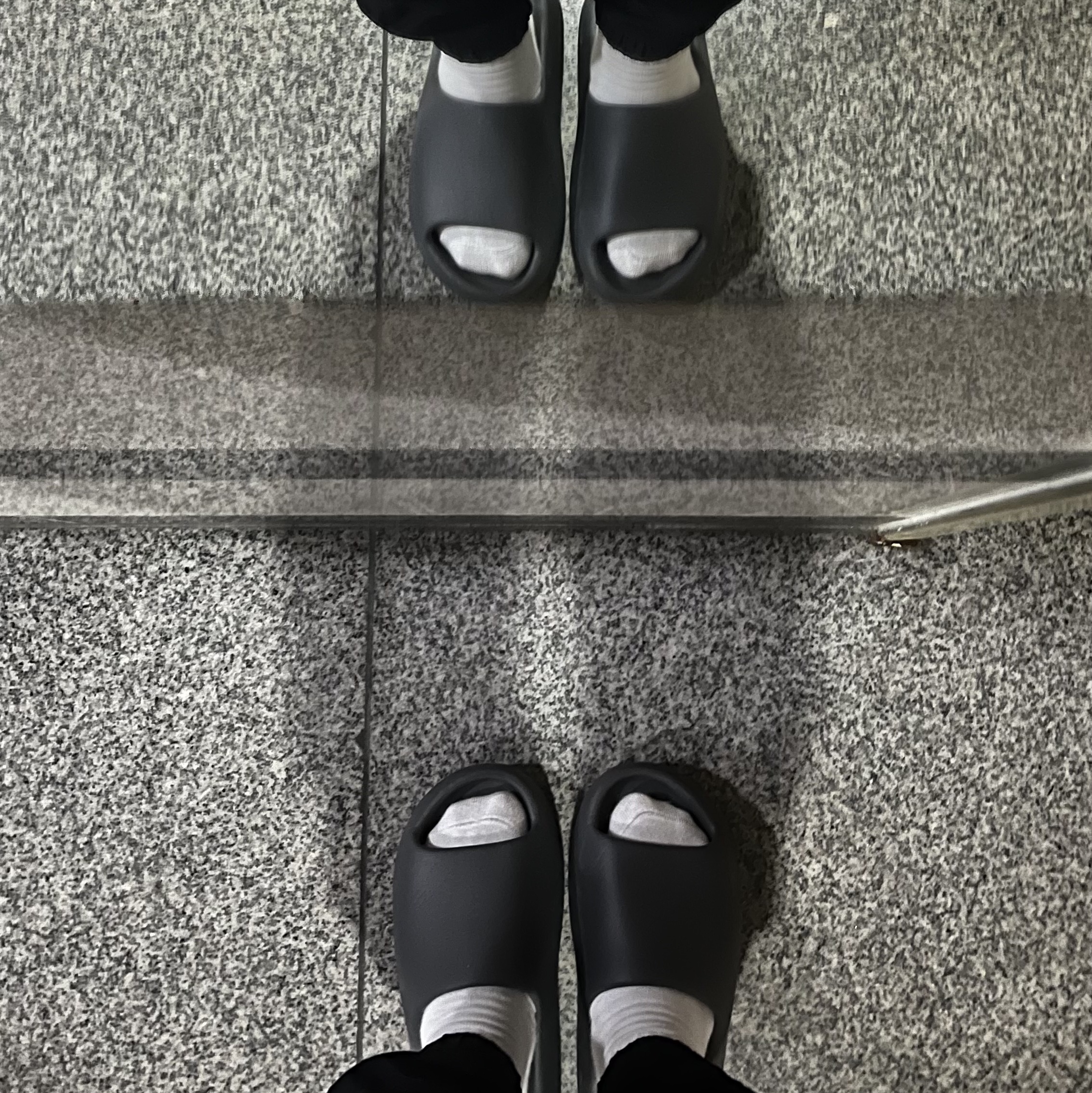 Adidas Yeezy Slide Slate Grey 착용 스타일
