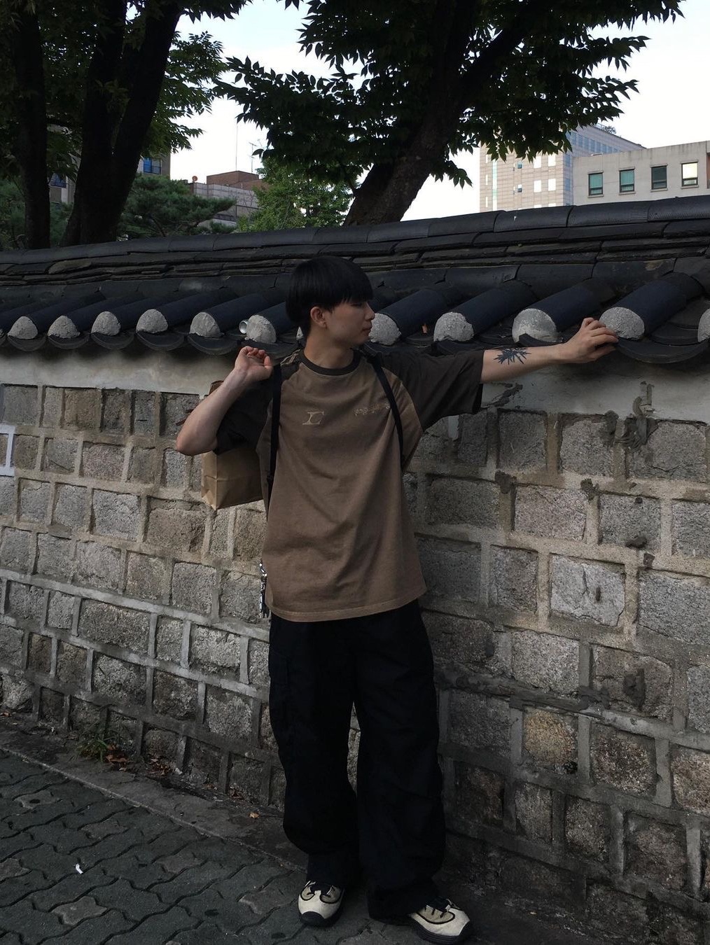 Icyto Raglan T-Shirt Grey, Icyto Raglan T-Shirt Dark Grey 착용 스타일 - 1