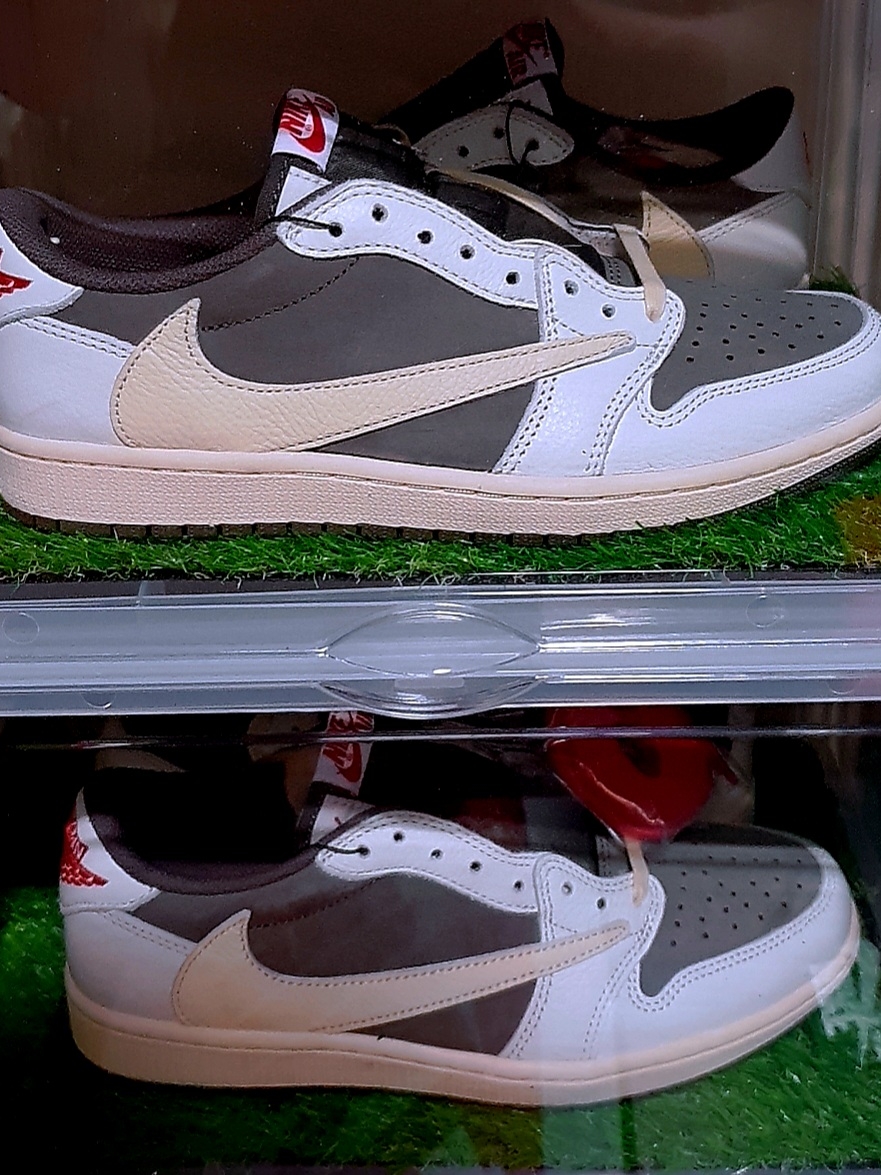 Jordan 1 x Travis Scott Retro Low OG SP Sail and Ridgerock 착용 스타일 - 2