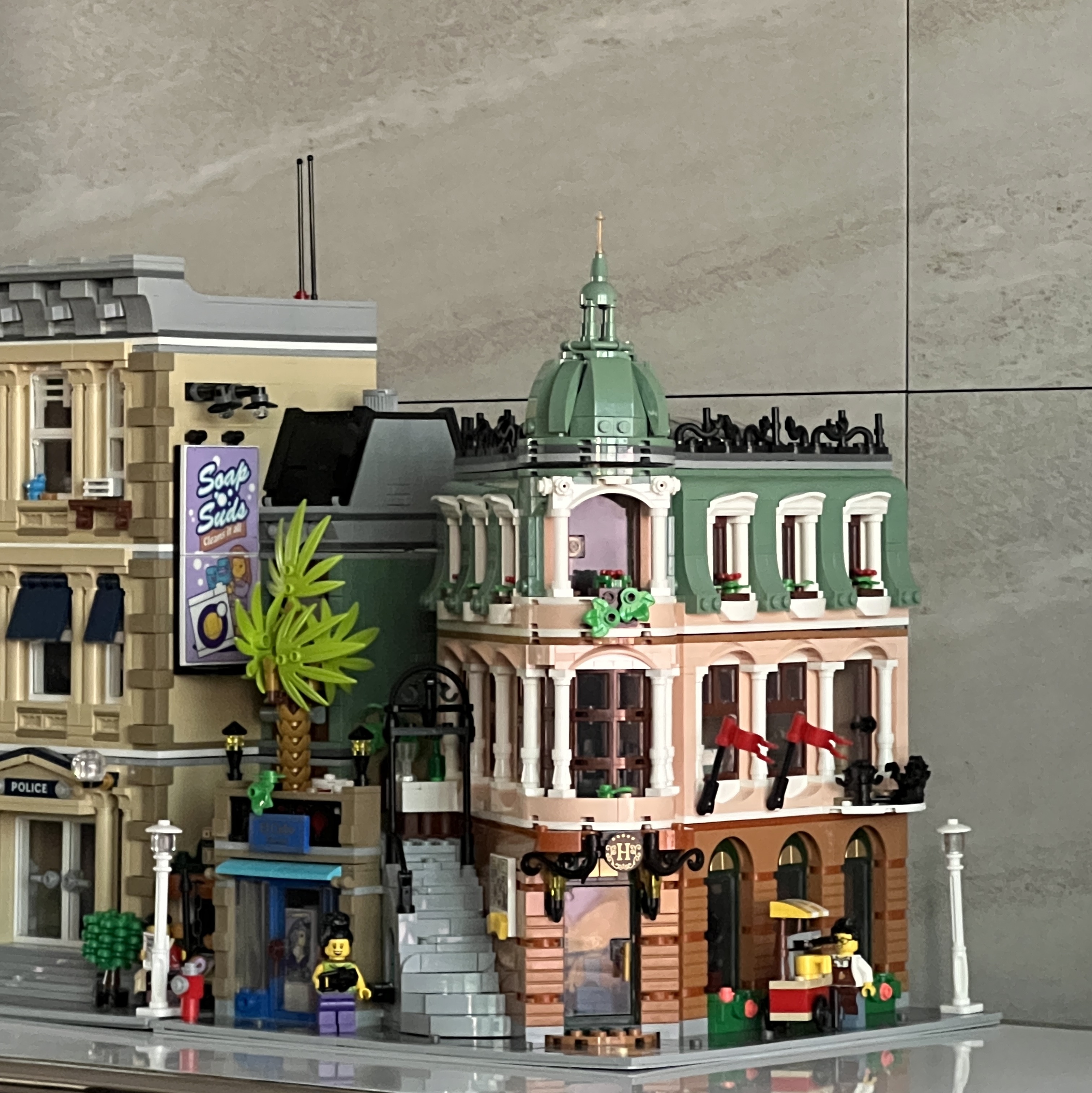 Lego Boutique Hotel 착용 스타일
