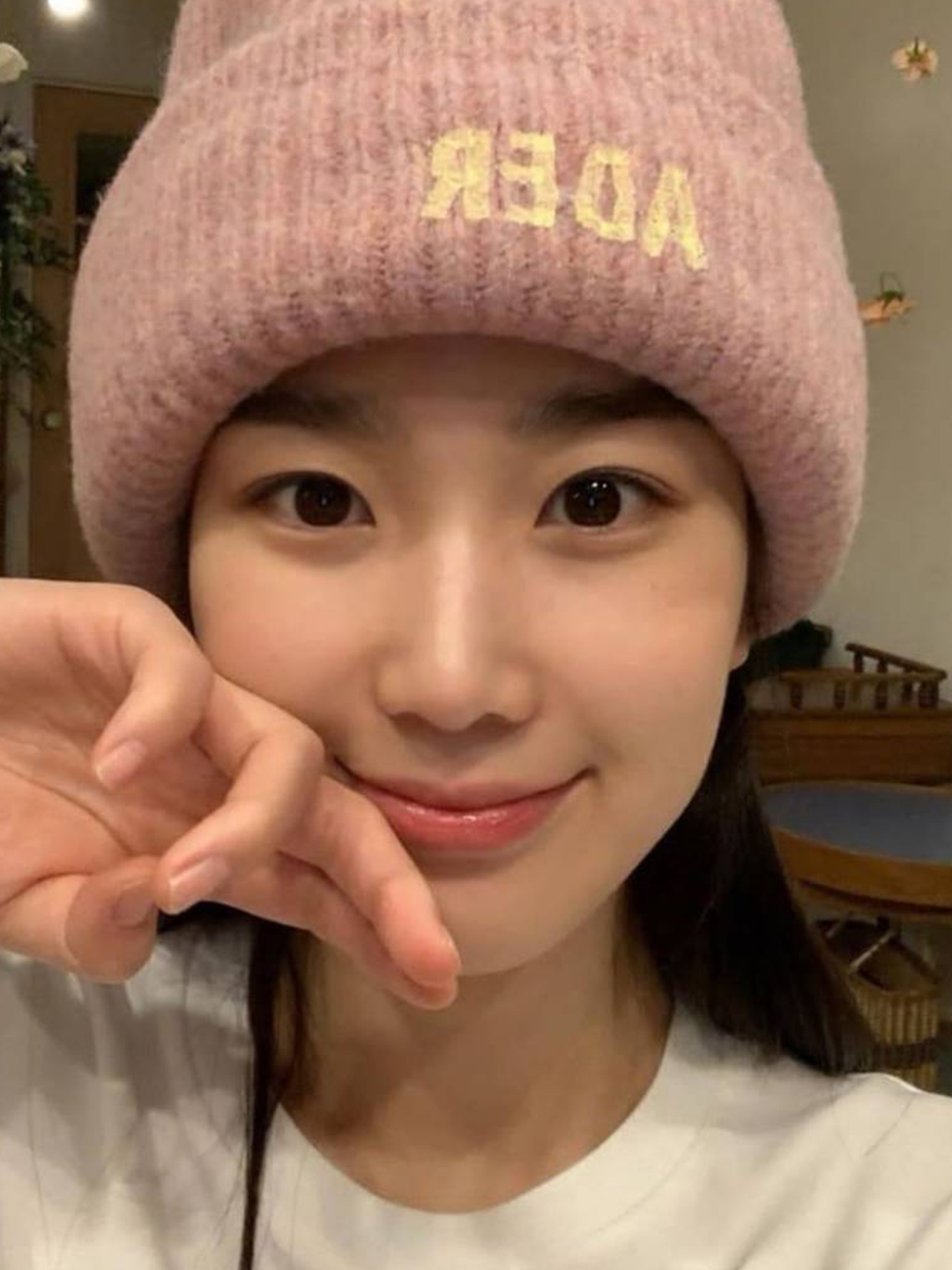 Surgery Clover Logo Beanie Ver.2 White, Acne Studios Large Face Logo Beanie Black 착용 스타일 - 5