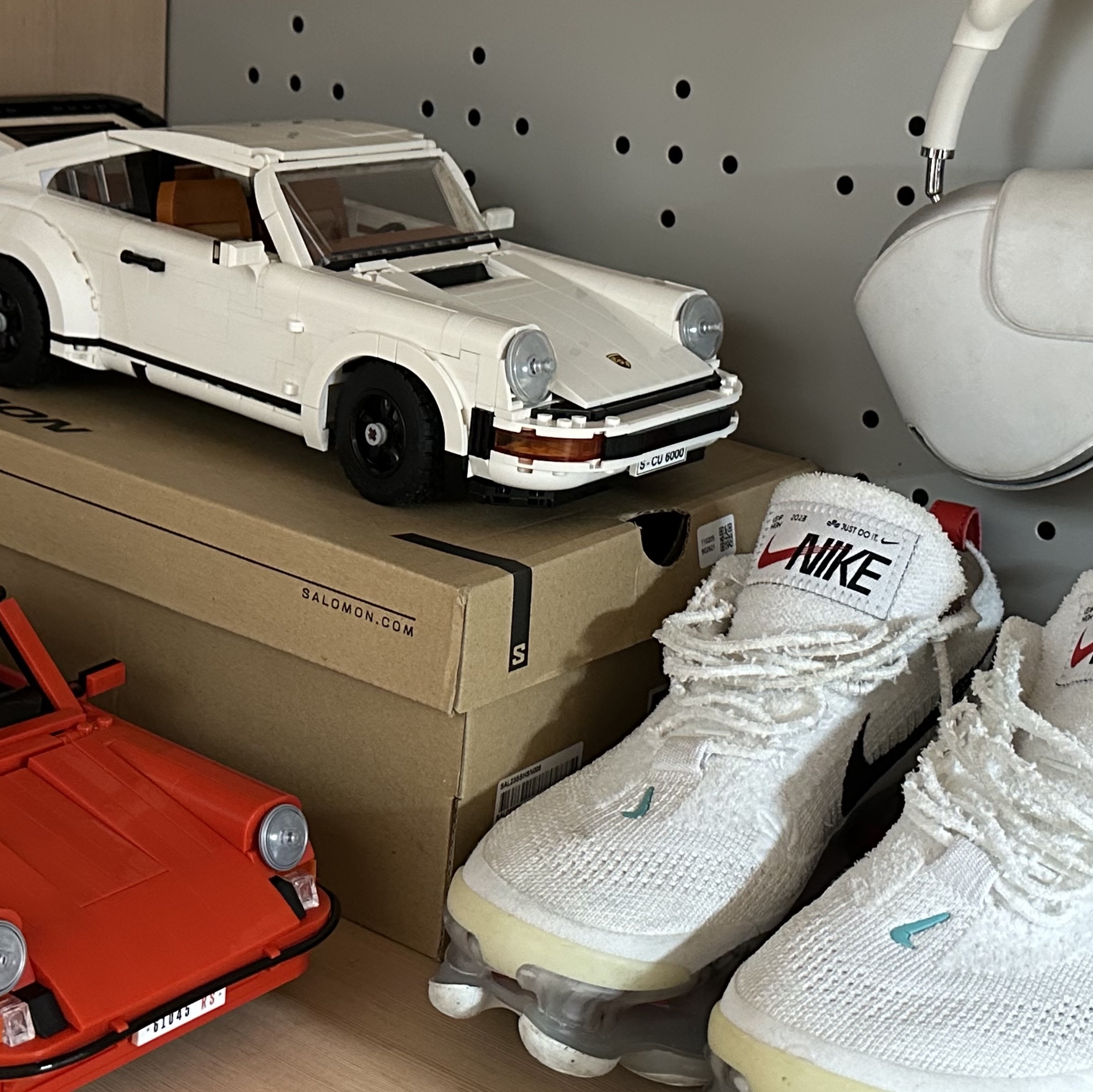 Nike Air Max Scorpion Flyknit Summit White, Apple AirPods Max Lightning Silver (Korean Ver.) 착용 스타일