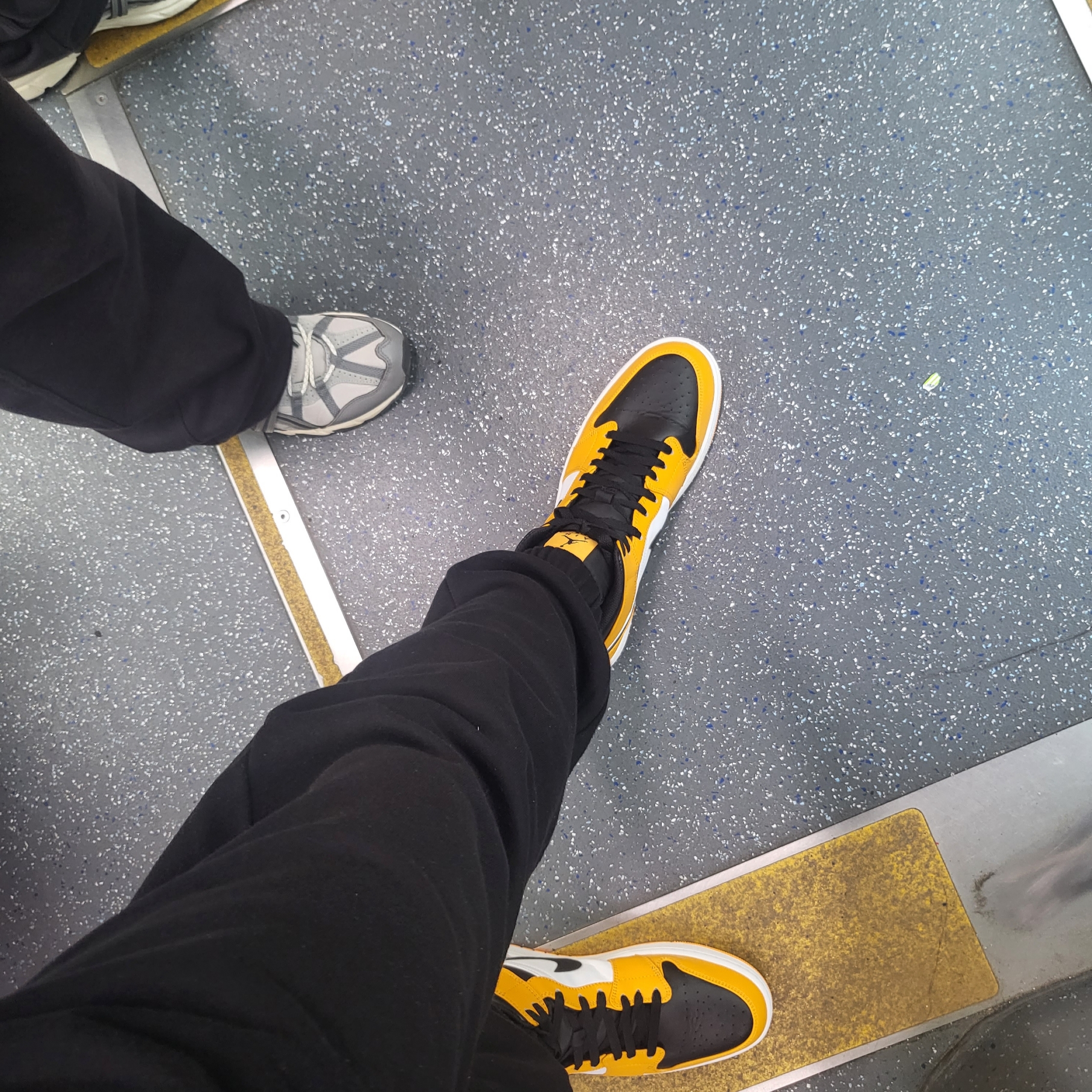 Jordan 1 Mid Taxi 착용 스타일 - 2