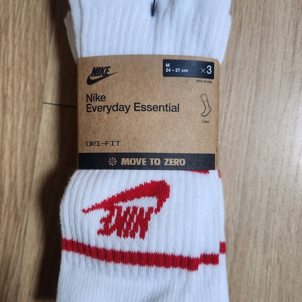 Nike NSW Everyday Essential Crew Socks White University Red (3 Pack/Korean Ver.) 착용 스타일 - 1