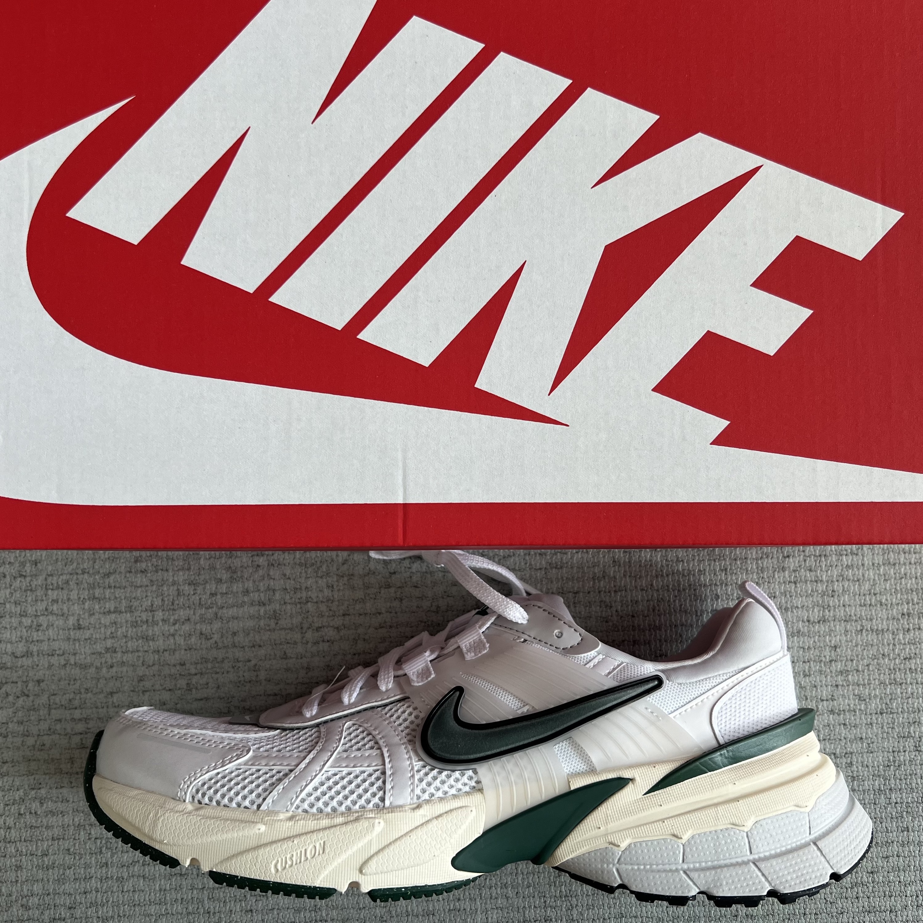 Nike V2K Run White Fir 착용 스타일