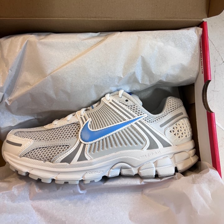 Nike Zoom Vomero 5 Photon Dust and University Blue 착용 스타일