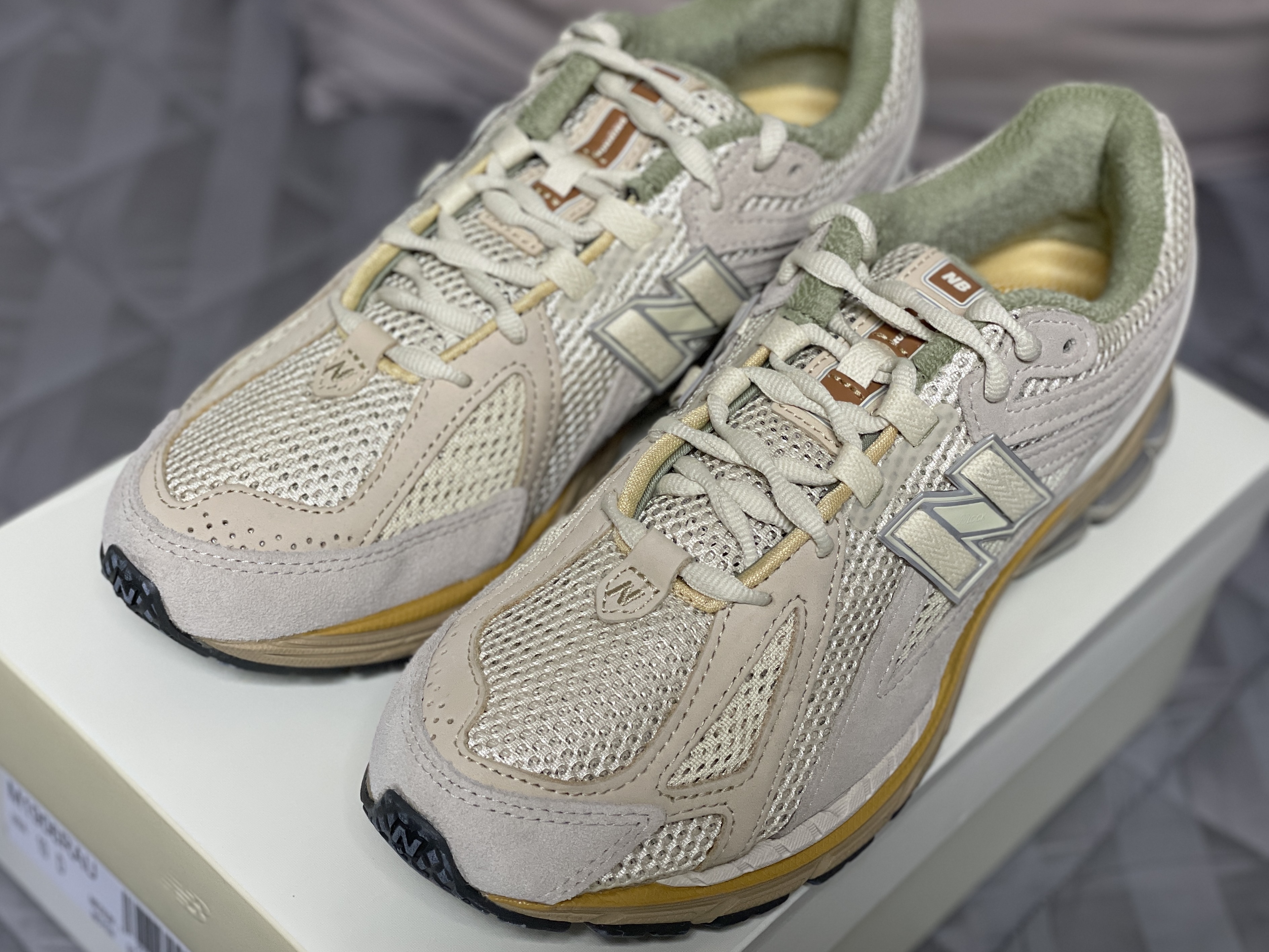 New Balance x Auralee 1906R Bone White 착용 스타일 - 3