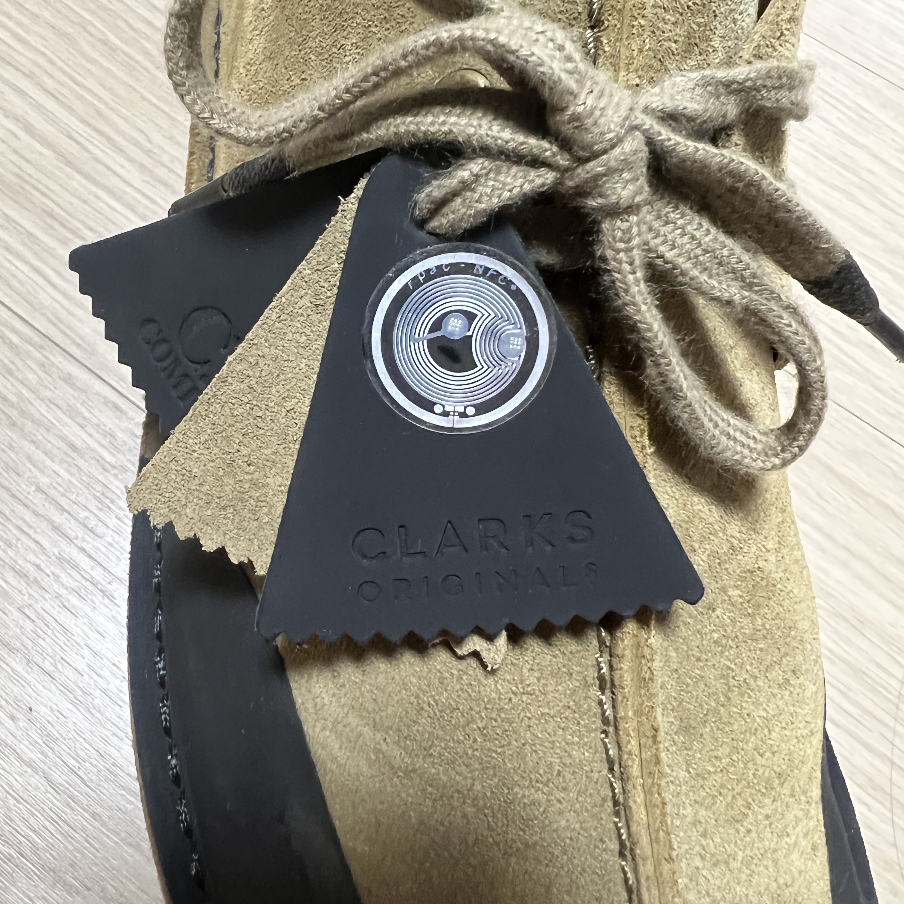 Clarks x C.P. Company Desert Trek Remastered Cornstalk 착용 스타일 - 3