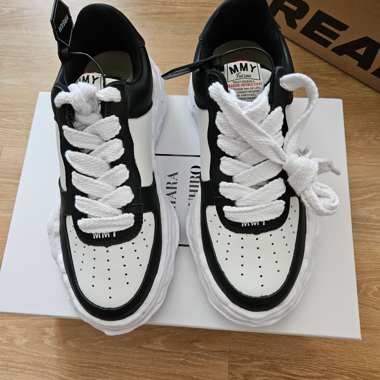 Maison Mihara Yasuhiro Wayne OG Sole Leather Low-top Sneakers Black White 착용 스타일 - 4