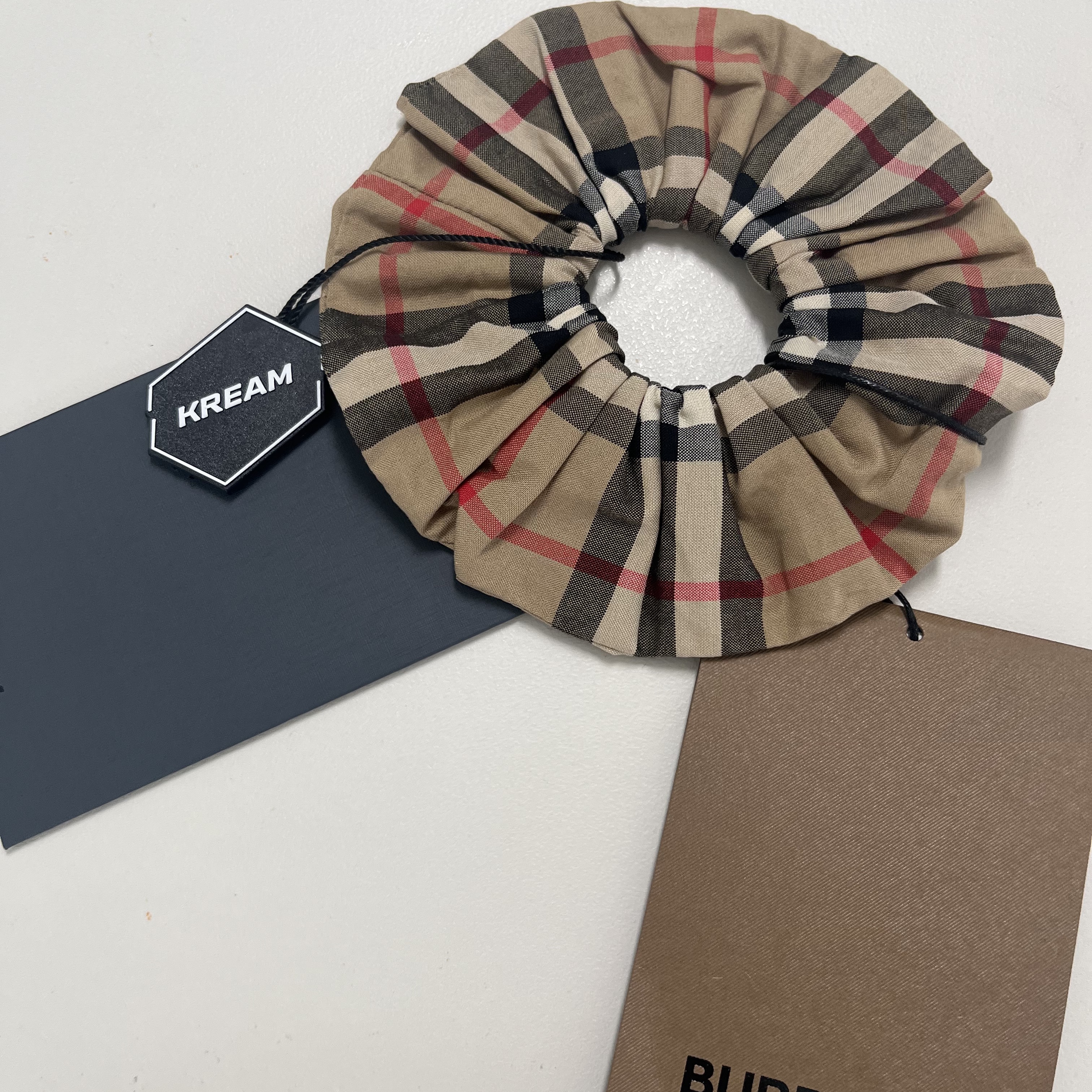 (Kids) Burberry Vintage Check Cotton Scrunchie Archive Beige 착용 스타일