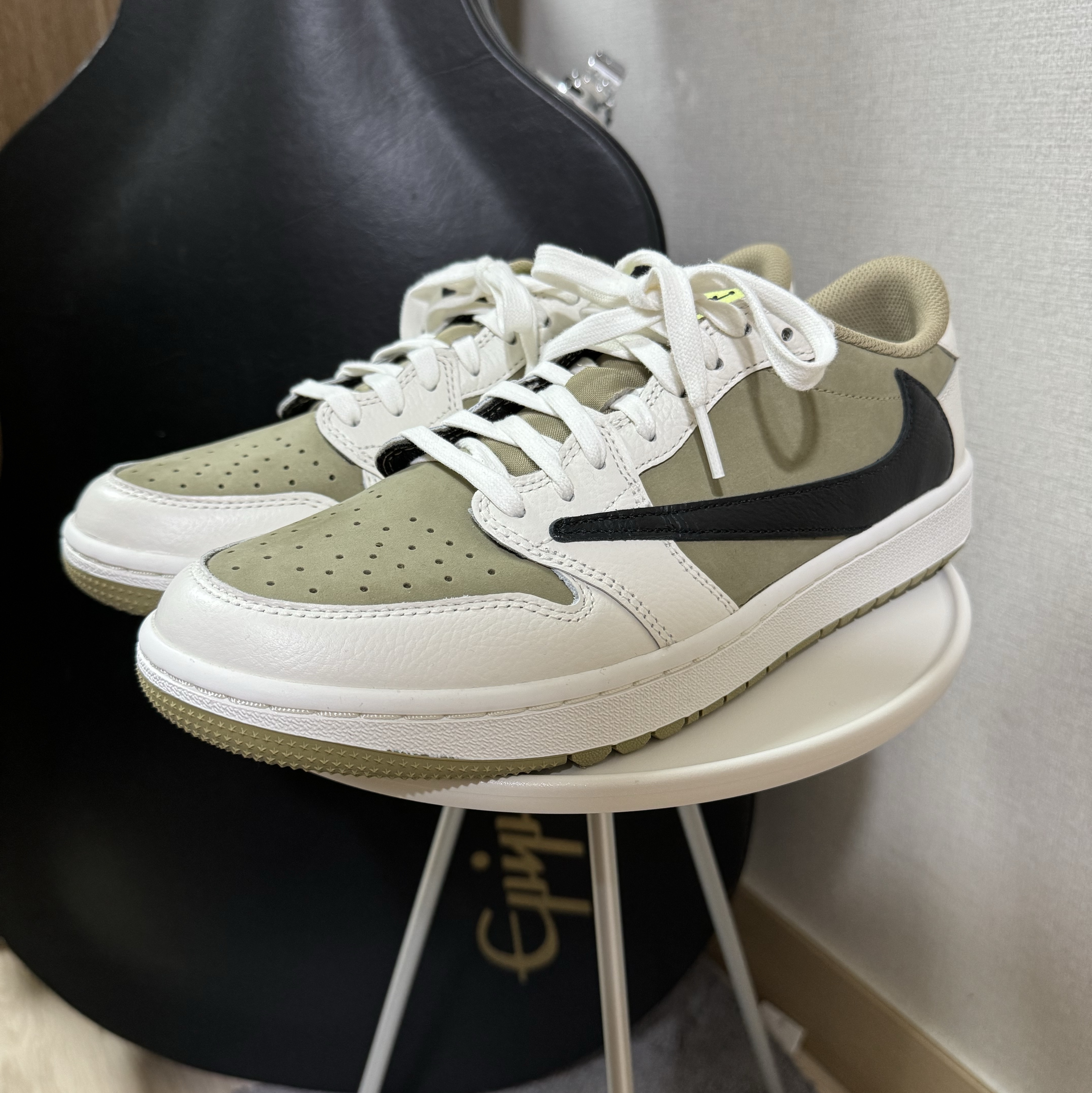 Jordan 1 x Travis Scott Retro Low Golf NRG Neutral Olive 착용 스타일