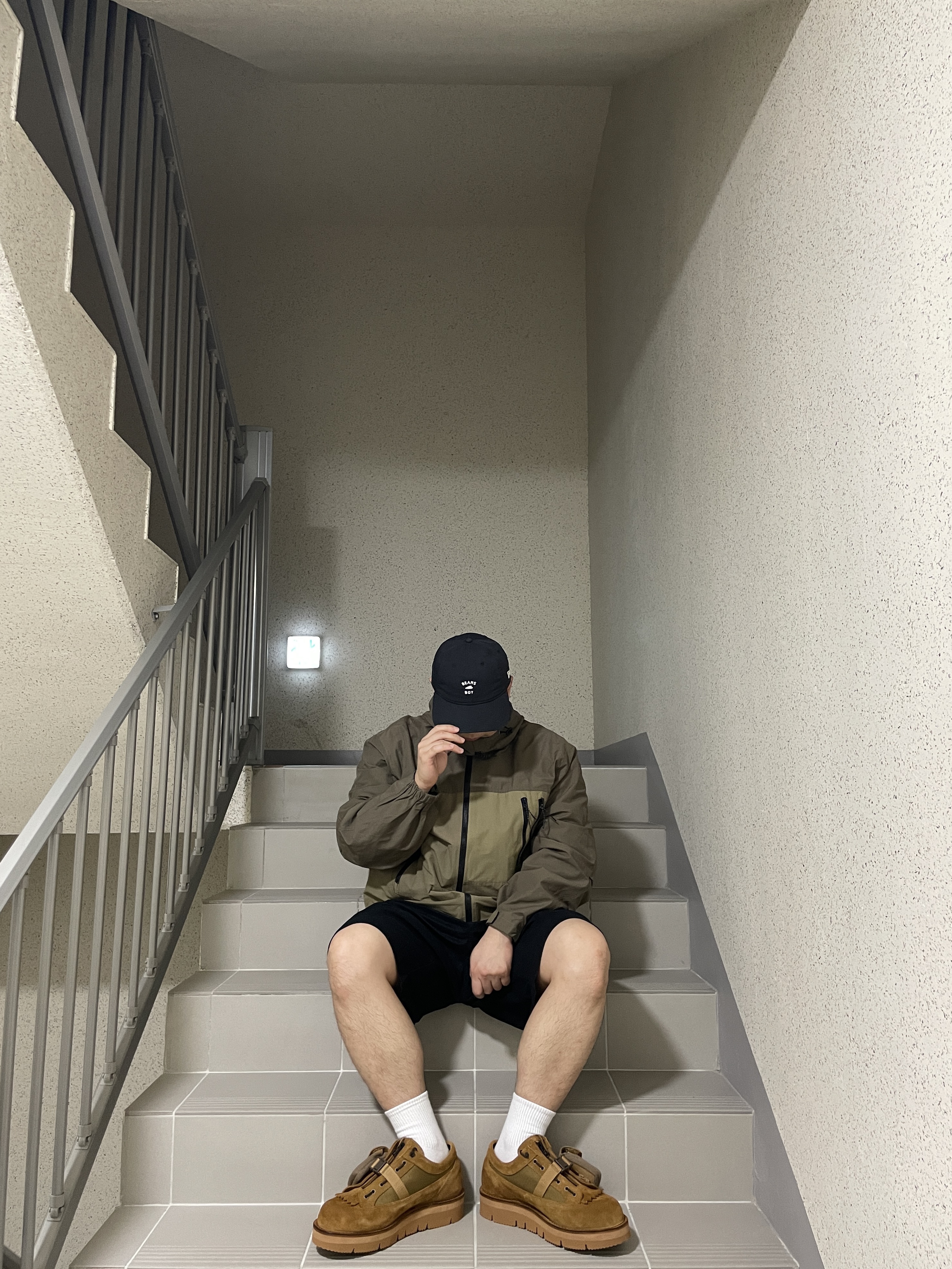 Grip Swany x Danner Bush Boots Coyote Collection, Stussy Shattered T-Shirt White 착용 스타일 - 3