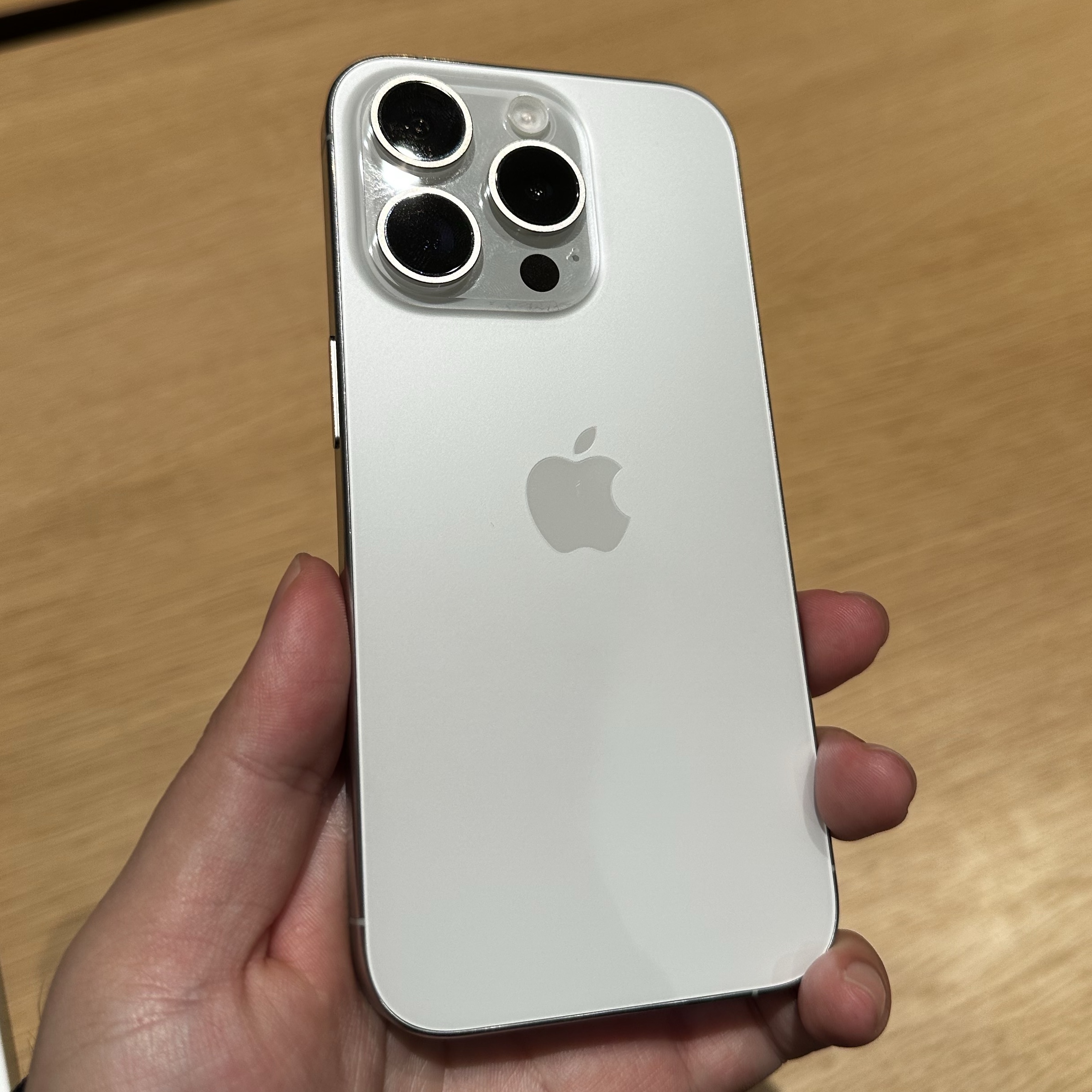 Apple iPhone 15 Pro 128GB White Titanium (Korean Ver.) 착용 스타일