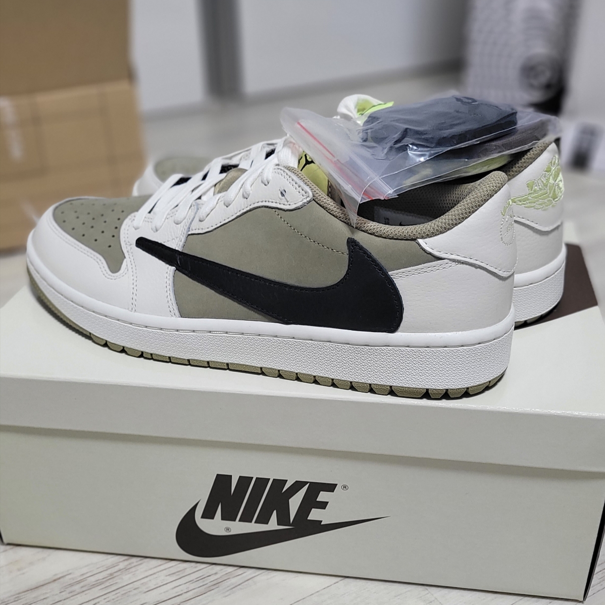 Jordan 1 x Travis Scott Retro Low Golf NRG Neutral Olive 착용 스타일 - 3
