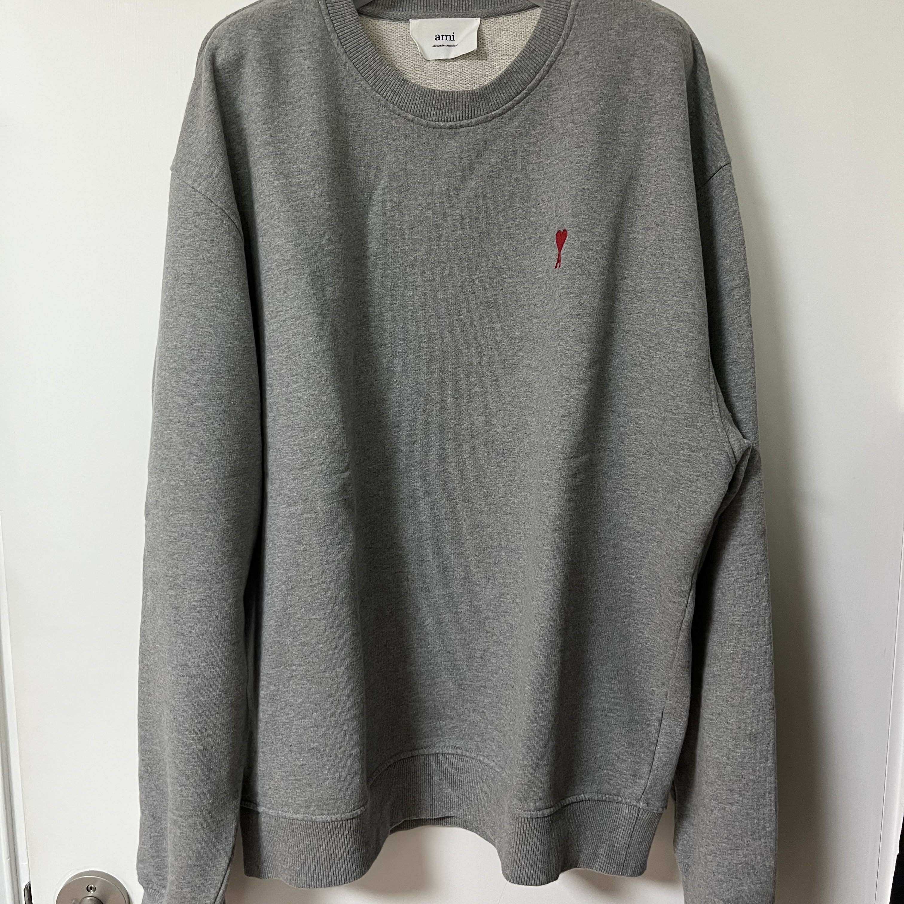 AMI de Coeur Sweatshirt Heather Grey 착용 스타일