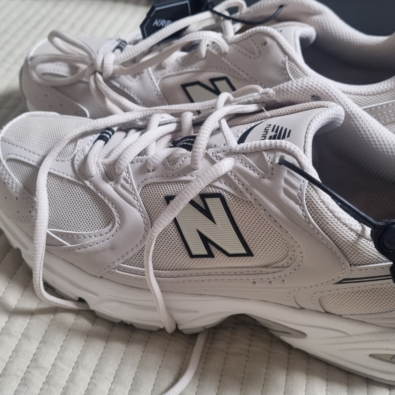 New Balance 530 Ivory 착용 스타일