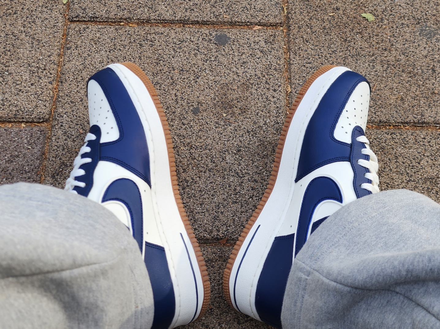Nike Air Force 1 '07 LV8 Midnight Navy 착용 스타일