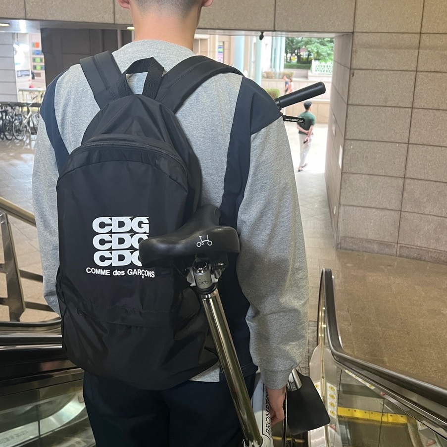 CDG Backpack Black 착용 스타일