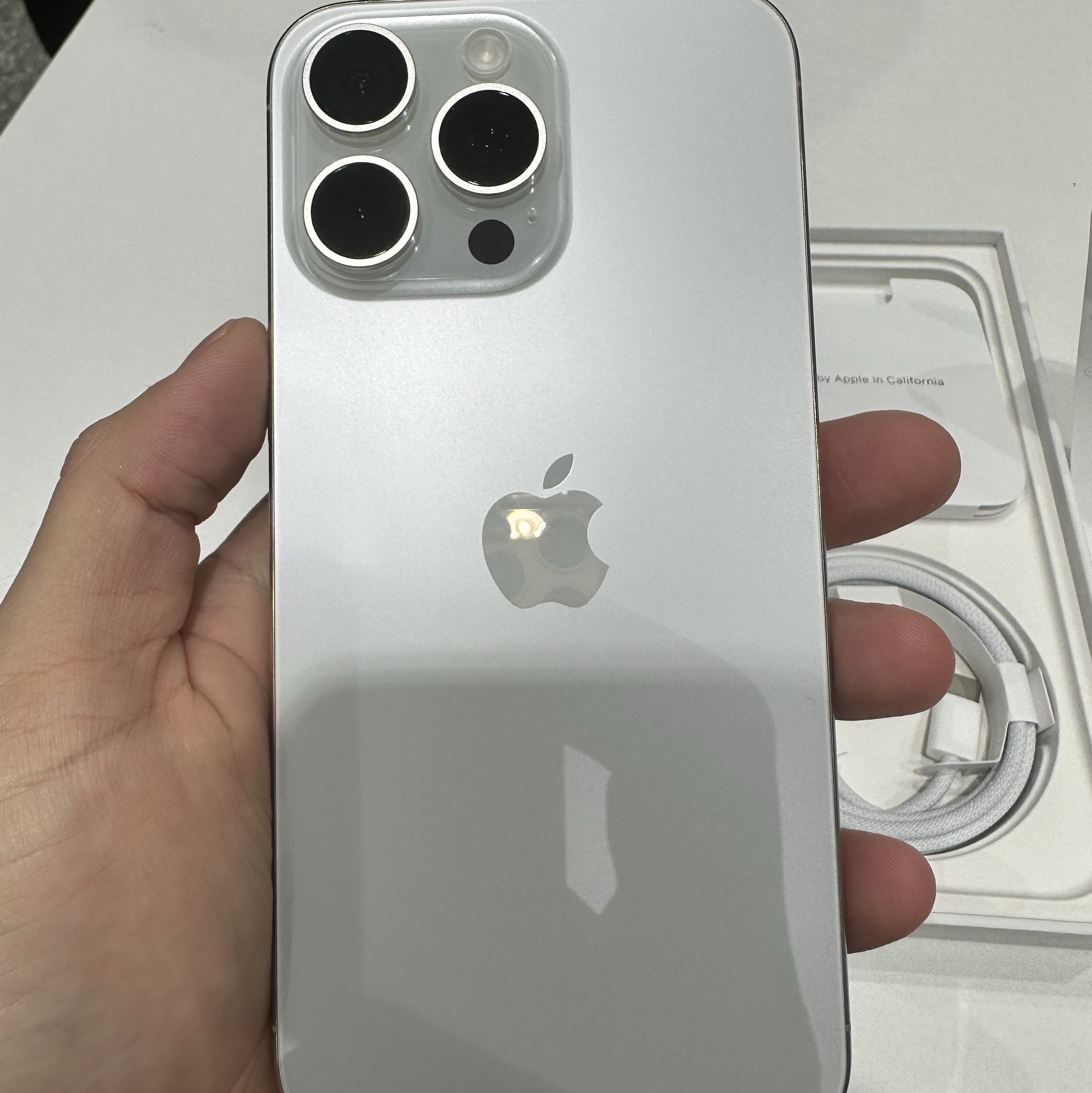Apple iPhone 15 Pro Max 256GB White Titanium (Korean Ver.) 착용 스타일 - 1