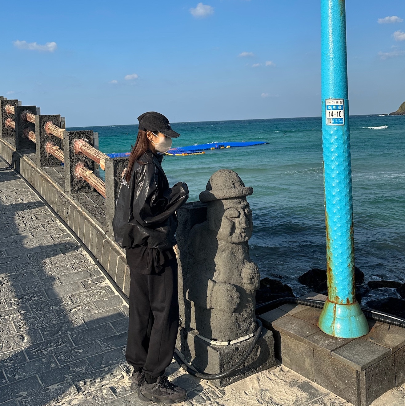 (W) Matin Kim Logo Coating Jumper Black, Adidas Yeezy 500 Utility Black 2022/2023 착용 스타일