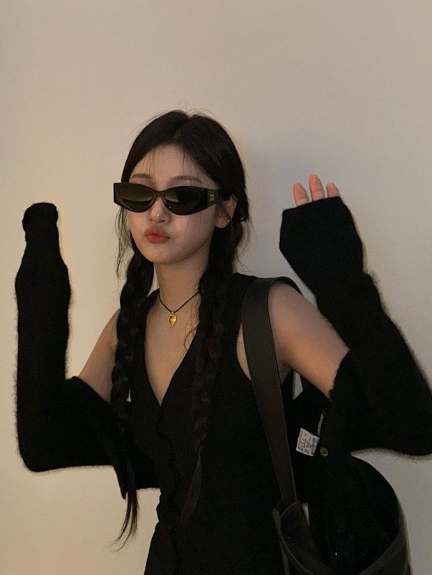 Prada Arque Leather Shoulder Bag Black, (W) Miu Miu Glimpse Sunglasses Slate Grey Lenses Black Acetate 착용 스타일 - 3