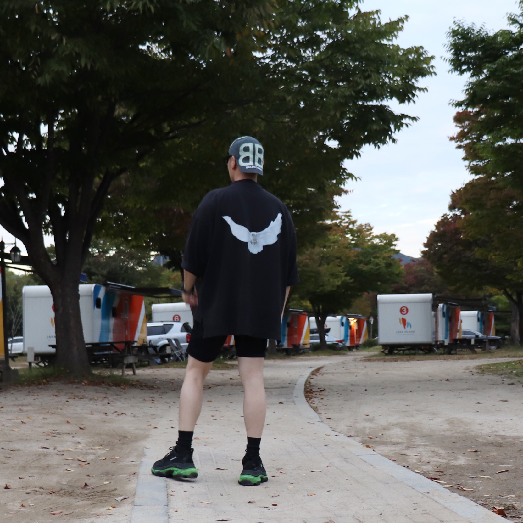Yeezy Gap Engineered By Balenciaga Dove 3/4 Sleeve T-Shirt Black 착용 스타일 - 4