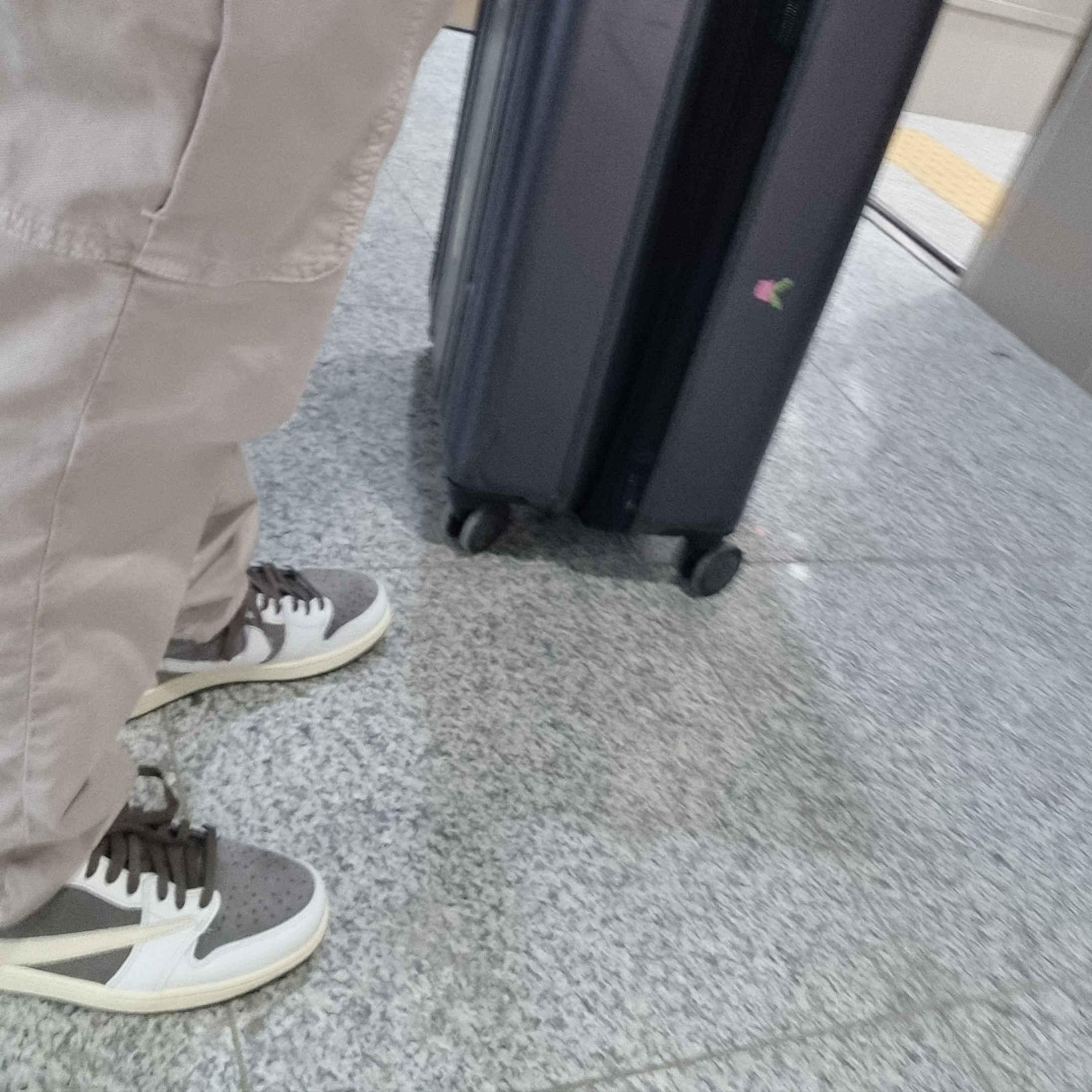 Jordan 1 x Travis Scott Retro Low OG SP Sail and Ridgerock 착용 스타일