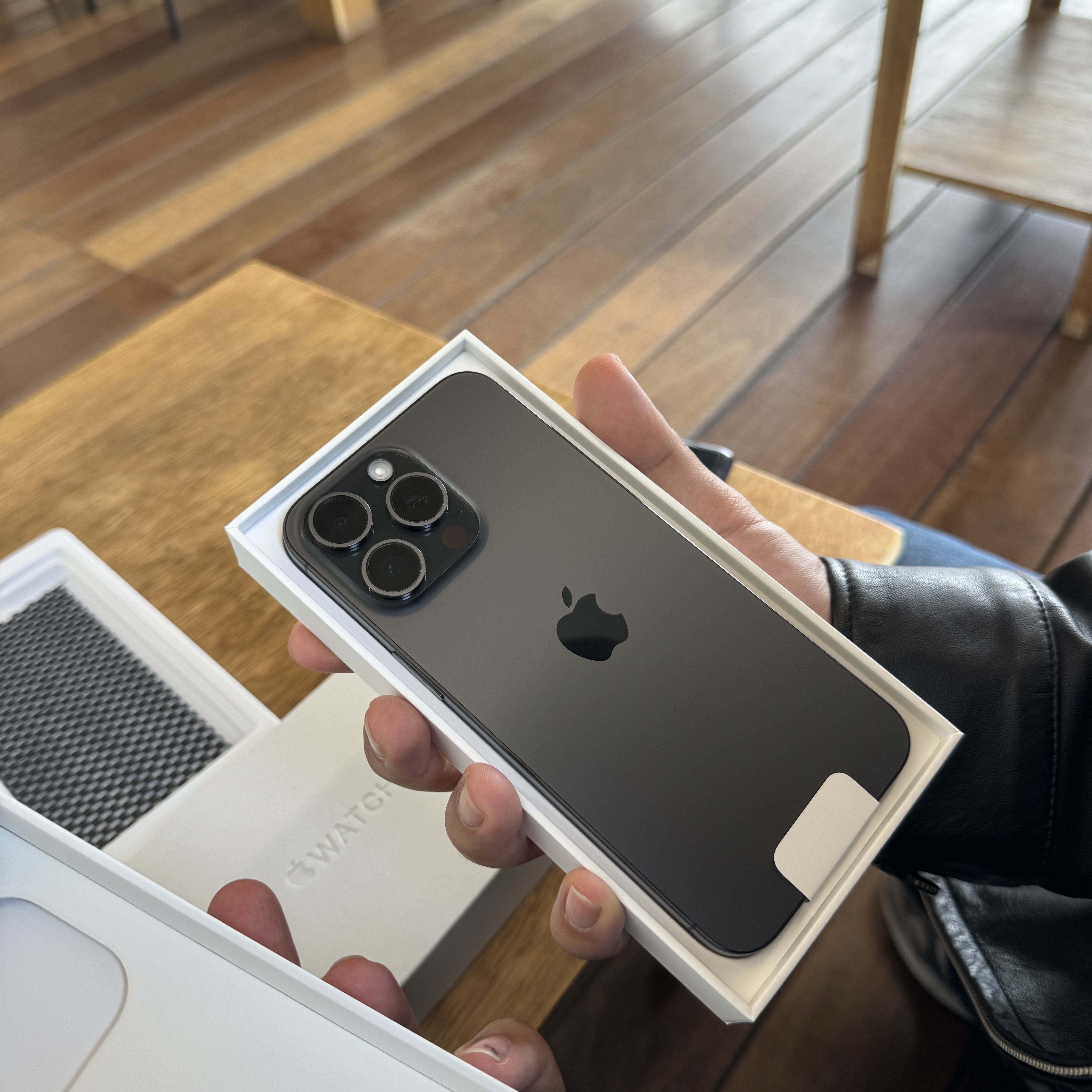 Apple iPhone 15 Pro Max 512GB Black Titanium (Korean Ver.), Apple iPhone 15 Pro 256GB Black Titanium (Korean Ver.) 착용 스타일 - 1