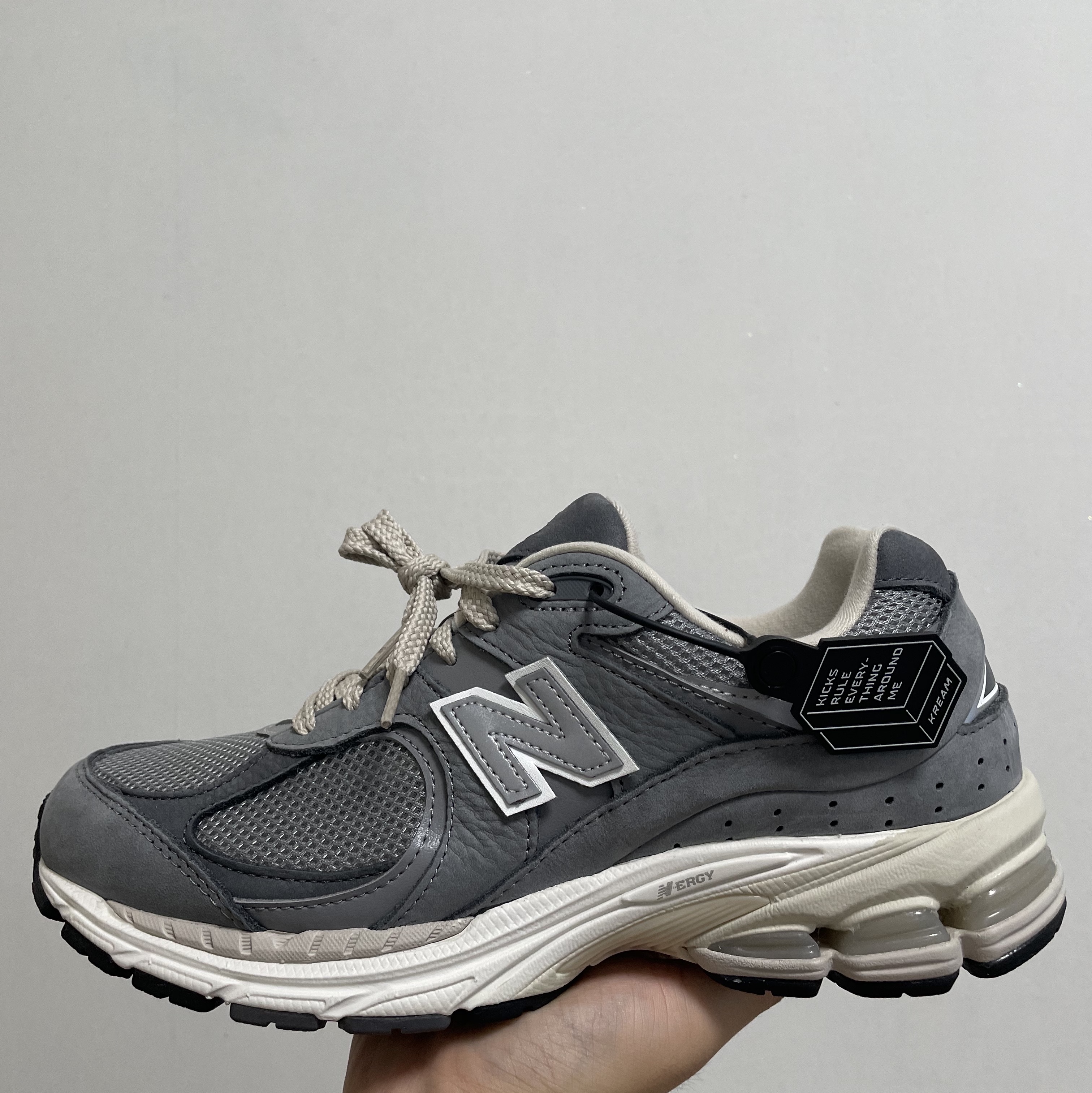 New Balance 2002R Premium Vintage Grey 착용 스타일